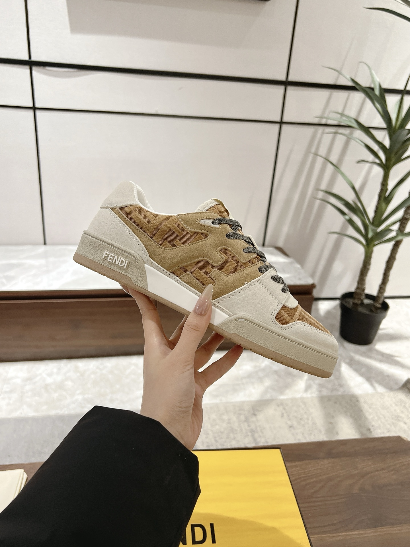 Fendi Fend*芬迪2022新春 系列【情侣 休闲运动鞋】 FD match RMB7220购入 设计师Kim Jones打造的首款运动鞋fendi match 和驴牌的Trainer篮球运动鞋