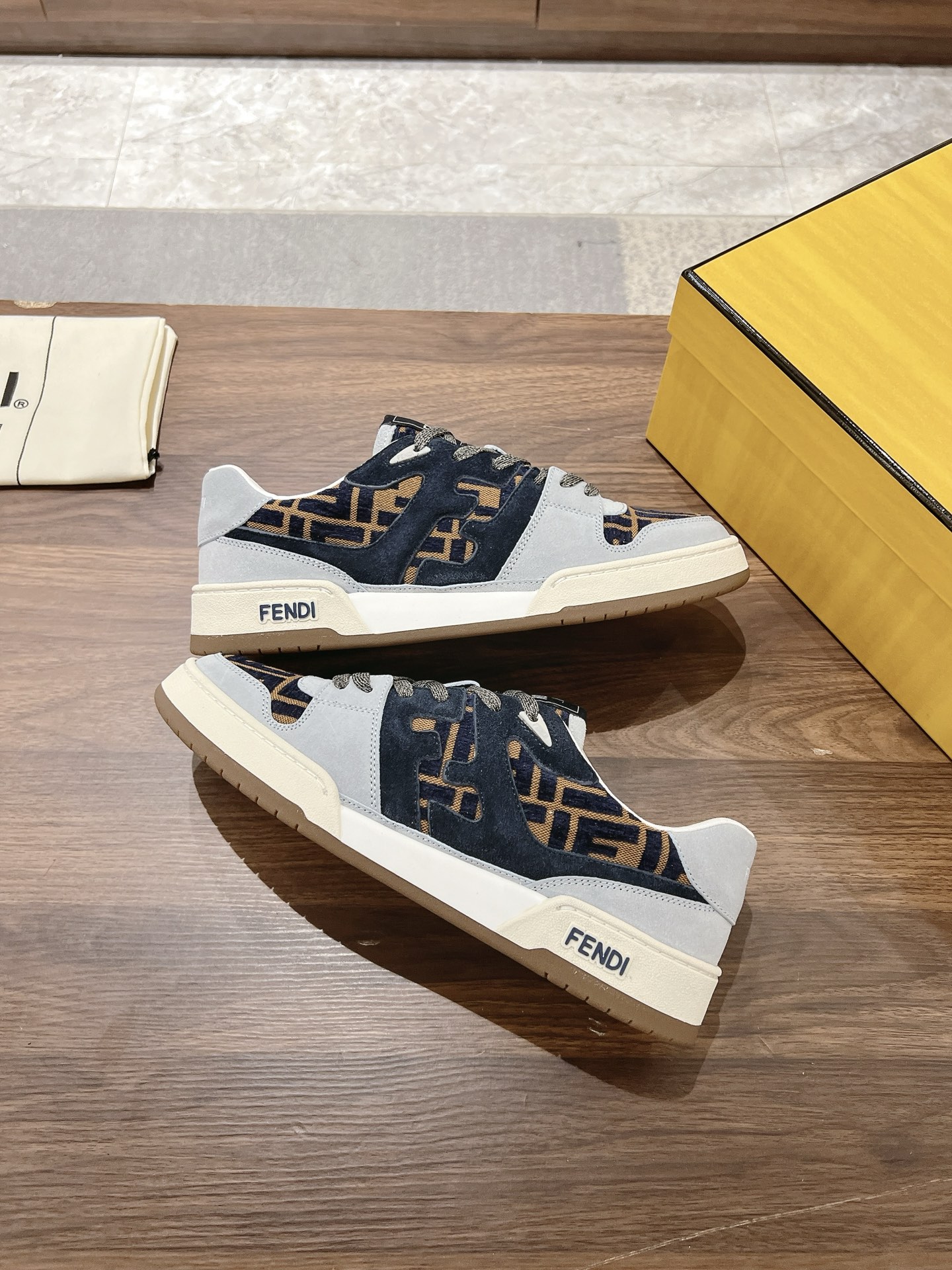 Fendi Fend*芬迪2022新春 系列【情侣 休闲运动鞋】 FD match RMB7220购入 设计师Kim Jones打造的首款运动鞋fendi match 和驴牌的Trainer篮球运动鞋