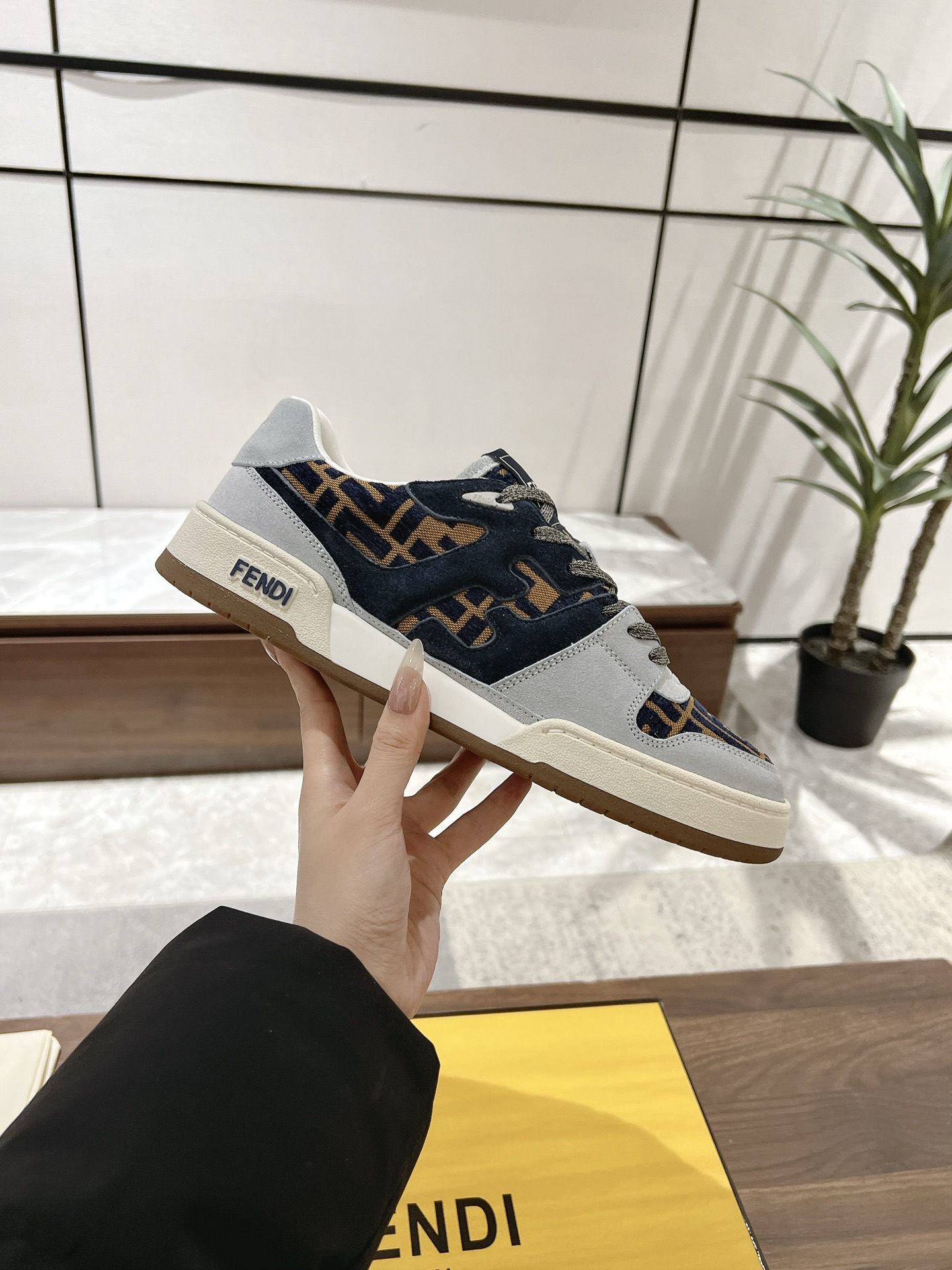 NO:264616,Couple model top version 35-40 (40 custom made) 39-45 (45 custom made) Fend* Fendi New Year hot series [Couple casual sports shoes] FD match Original RMB purchase One to one replica The first sneakers created by designer Kim Jones fendi match and donkey brand Trainer basketball sneakers, fresh blood injection and FF retro design, super beautiful and versatile, the upper is made of cowhide and cow zipper splicing combination, the side raised double F logo inner is made of towel velvet inside, the foot is super soft, light and comfortable to match with sweatshirt, fabric: top-level A-grade cowhide inner: original towel velvet inside, foot pad: mesh injection molding pad, outsole: original open mold multi-color color-blocking base,  Packaging: original full set of packaging, (with high-end gift box) Size: Women's model 35-40 / Men's model 39-45, casual shoes/sports shoes, manolo blahnik, fendi, fendi, louis vuitton, sneakers, hoodie, sweatshirts, cowhide19860909情侣款顶级版本 批 女款35-40（40定做） 批 男款39-45（45定做） Fend*芬迪新春爆款系列【情侣休闲运动鞋】 FD match 原版RMB购入 一比一复刻 设计师Kim Jones打造的首款运动鞋fendi match 和驴牌的Trainer篮球运动鞋,新鲜血液注入加FF复古的设计 超好看百搭,鞋面采用牛皮和牛猄拼接组合,侧面凸起的双F logo内里采用毛巾绒里上脚超级柔软 ,轻便,舒适搭配卫衣, 面料:顶级头层A级牛皮 内里:原版毛巾绒里、 垫脚:网布注塑成型垫、 大底:原版开模多色拼色底、 包装:原版全套包装、（配高端礼品盒） 码数:女款35-40 / 男款39-45,休闲鞋/运动鞋,manolo blahnik,fendi,fendi,louis vuitton,sneakers,hoodie,sweatshirts,cowhide,Women's Shoes