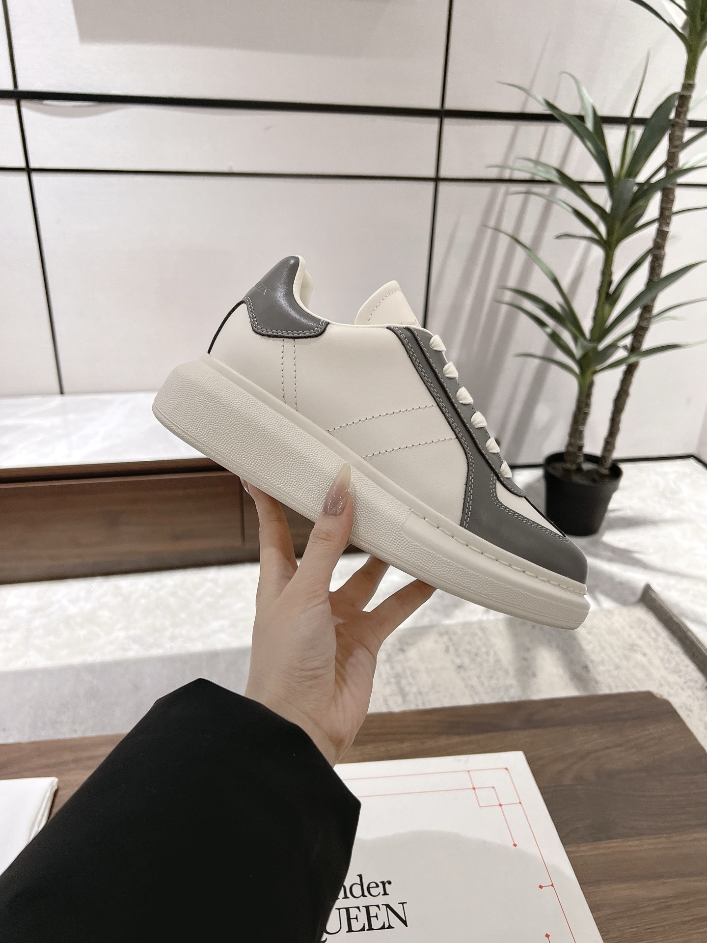 NO:384623,New McQueen sneakers - Comfort version [The counter has fully upgraded the comfort version last based on the original white shoes, and the leather is comfortable and soft and has excellent comfort and softness] Women's style, men's style, top high-end version, Alexander McQueen·Alexander McQueen new style, wide-style sneakers, white shoes casual shoes top version!  Spring, summer, autumn and winter will never go out of date year after year, super versatile and universal model, and it has been in a hot state. The original upper is customized with the latest full-grain soft cowhide, inner cowhide footbed + top-level high breathable water dyed sheep, the latest original sole opens the mold one to one precision mold PU vacuum outsole, women's model 34-41 (34.40.41 custom made) men's model 38-46 (38 45 46 custom made) upgrade counter synchronization, latest original packaging, casual shoes/sports shoes, alexander mcqueen, sneakers, cowhide19860909全新款麦昆运动鞋——舒适版【专柜在小白鞋原有基础上全面升级了舒适版楦型,以及皮料都是舒适柔软性极佳】 女款 男款 顶级高端版本Alexander McQueen·亚历山大麦昆新款 阔型运动鞋小白鞋休闲鞋顶级版本！ 春夏秋冬一年又一年都不会过时,超级百搭万能款,一直处于爆火状态. 鞋面原版定做最新全粒面柔软牛皮 内里牛皮垫脚+顶级高透气水染羊里 大底最新原版开模一比一精模PU抽真空大底 女款34-41（34.40.41定做） 男款38-46（38 45 46定做） 升级专柜同步,最新原版包装,休闲鞋/运动鞋,alexander mcqueen,sneakers,cowhide,Women's Shoes