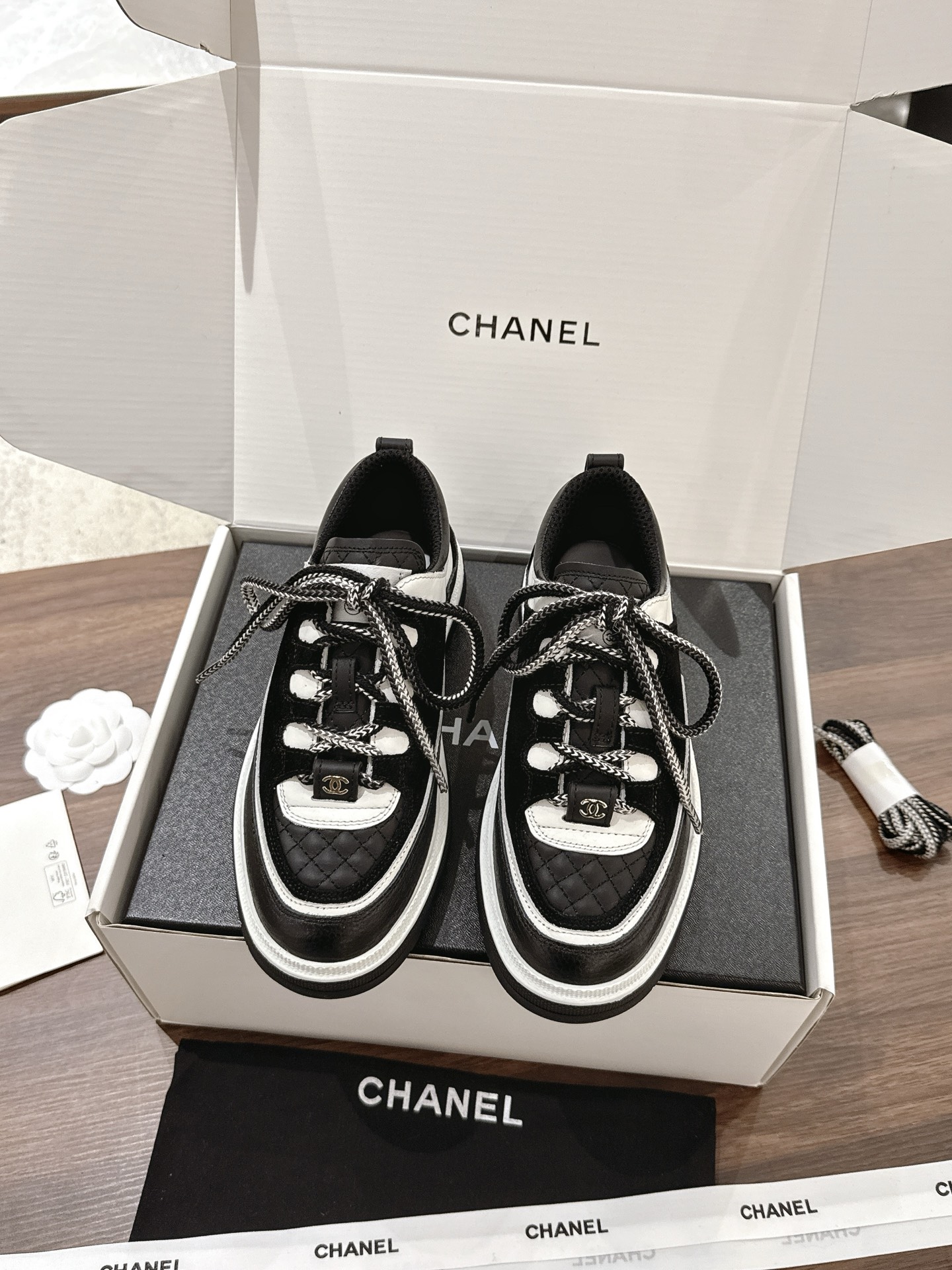 NO:232145,(with high-end aircraft box packaging) Women's Size 35-39 (customized for 40) CHANE＊L 25C Spring and Summer New Sports Shoes, the official website is on the same page. The counter is out of stock. Major bloggers are socially recommended. This season's new style is simply closed, and the feet look beautiful. The casual and sporty style is cool and natural. It interprets Chanel's fashionable femininity. The overall customization makes all sports models on the market at that time become outdated. This series is now available for sale!  Upper is made of custom imported lychee pattern calfskin customized matte calfskin inner lining original one to one professional custom mesh fabric hardware accessories original full set of mold opening (not universal for the market) original customized mold opening TPU combination sole, casual shoes/sports shoes, chanel, chanel, sneakers, cowhide19860909(配高端飞机盒包装） 女码35-39 (40定做) CHANE＊L 25C春夏新款运动鞋 官网同步上 专柜断货王 各大博主社交日推款,这季新款简直闭眼入,上脚狂好看,率性的休闲运动风,飒爽又自然,演绎香奈儿的时髦女性气质,整体定制令当时市面上的所有运动款变得过时,本系列现已登陆发售！ 鞋面 采用定制进口荔枝纹小牛皮定制磨砂小牛皮 内里 原版一比一专业定制网布 五金配件 原版全套开模 (非市场通用) 原版定制开模TPU组合大底,休闲鞋/运动鞋,chanel,chanel,sneakers,cowhide,Women's Shoes