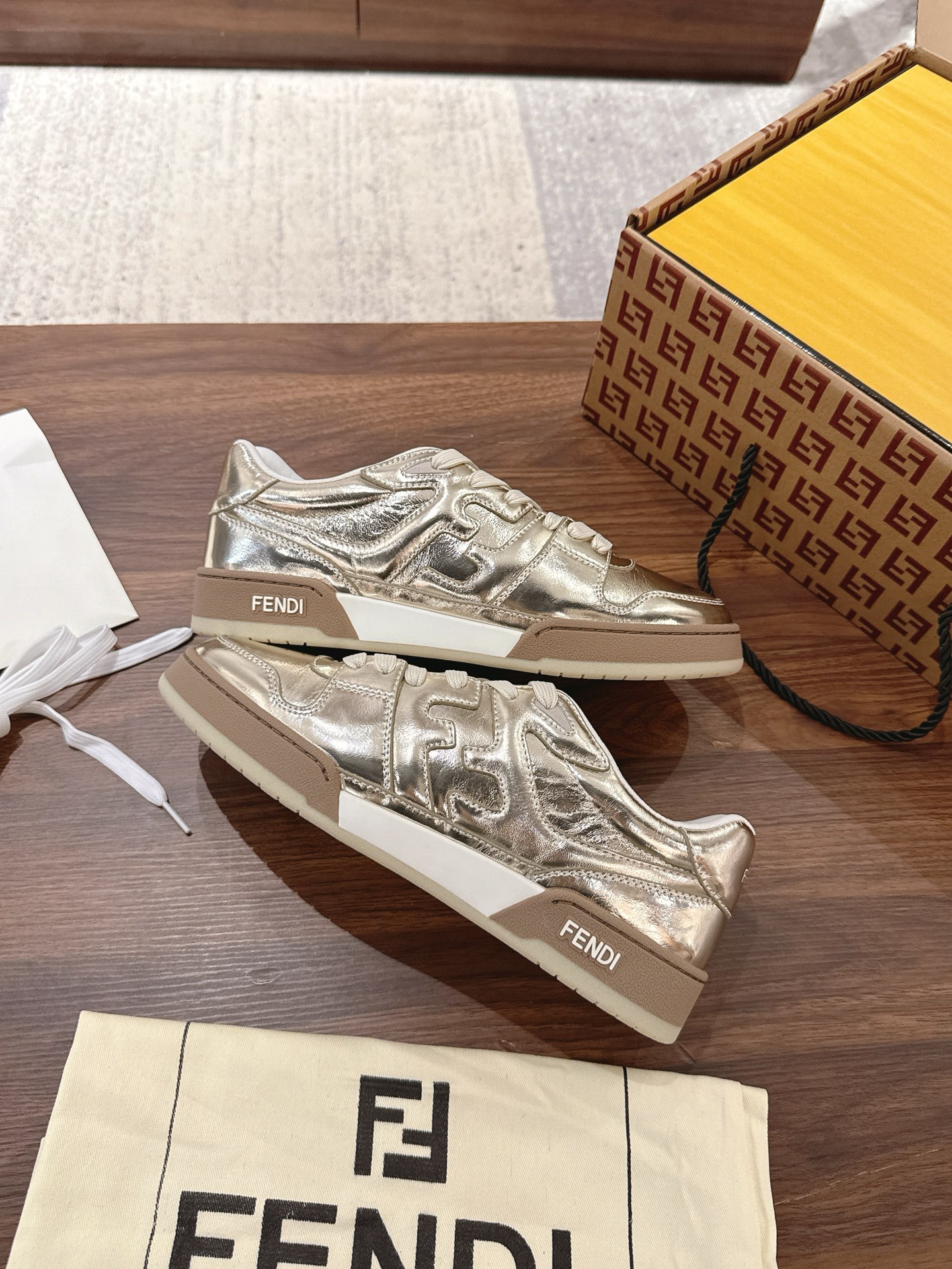 Fendi Fend*芬迪2022新春 系列【情侣 休闲运动鞋】 FD match RMB7300购入 设计师Kim Jones打造的首款运动鞋fendi match 和驴牌的Trainer篮球运动鞋