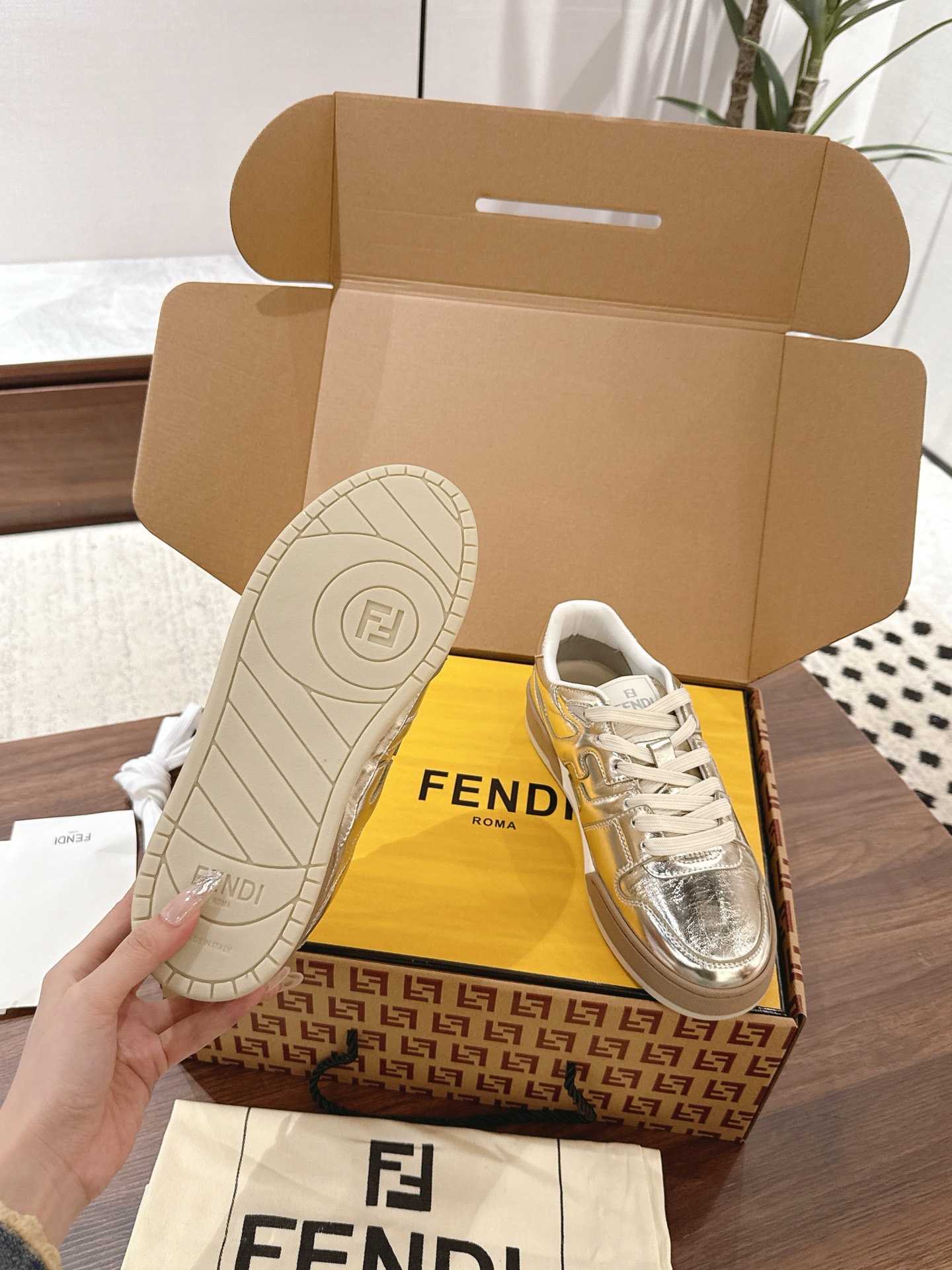 Fendi Fend*芬迪2022新春 系列【情侣 休闲运动鞋】 FD match RMB7300购入 设计师Kim Jones打造的首款运动鞋fendi match 和驴牌的Trainer篮球运动鞋