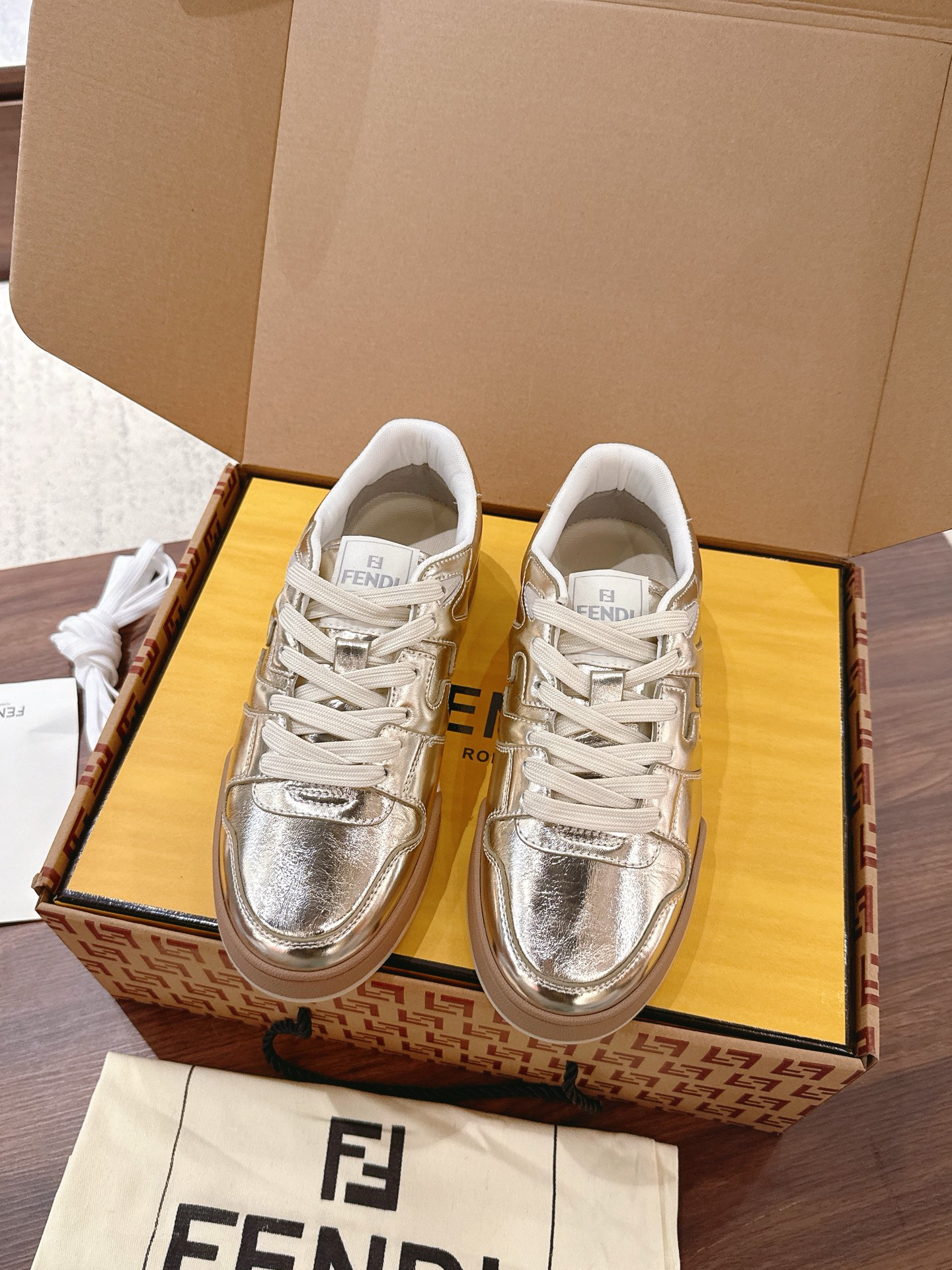 Fendi Fend*芬迪2022新春 系列【情侣 休闲运动鞋】 FD match RMB7300购入 设计师Kim Jones打造的首款运动鞋fendi match 和驴牌的Trainer篮球运动鞋