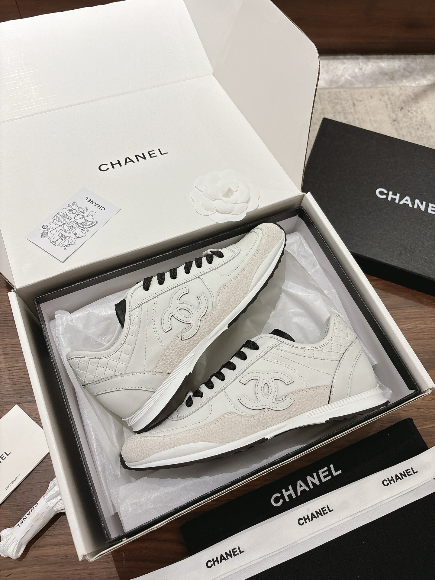 NO:247793,(with high-end aircraft box packaging) Women's Size 35-39 (customized for 40) CHANE＊L 25C Spring and Summer New Sports Shoes, the official website is on the same page. The counter is out of stock. Major bloggers are socially recommended. This season's new style is simply closed, and the feet look beautiful. The casual and sporty style is cool and natural. It interprets Chanel's fashionable femininity. The overall customization makes all sports models on the market at that time become outdated. This series is now available for sale!  Upper Custom grained calfskin inner lining Original one-to-one professional imported sheepskin lining Original custom mold opening TPU combination sole, casual shoes/sports shoes, chanel, chanel, sneakers, cowhide, sheepskin19860909(配高端飞机盒包装） 女码35-39 (40定做) CHANE＊L 25C春夏新款运动鞋 官网同步上 专柜断货王 各大博主社交日推款,这季新款简直闭眼入,上脚狂好看,率性的休闲运动风,飒爽又自然,演绎香奈儿的时髦女性气质,整体定制令当时市面上的所有运动款变得过时,本系列现已登陆发售！ 鞋面 定制粒面小牛皮 内里 原版一比一专业进口羊皮里 原版定制开模TPU组合大底,休闲鞋/运动鞋,chanel,chanel,sneakers,cowhide,sheepskin,Women's Shoes