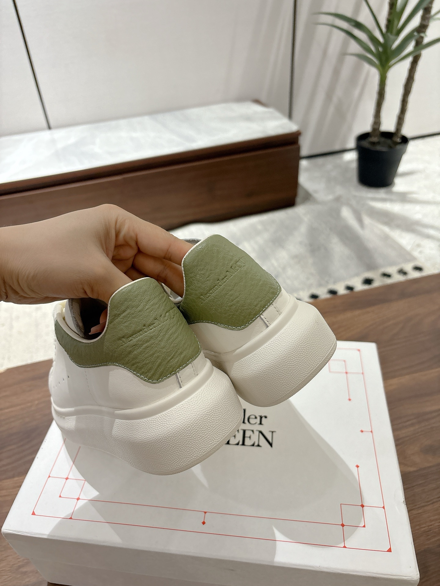 NO:252582,Deerskin pattern New Sheepskin (female, male) size 34-40 Cowhide (female, male, 320) size 38-44 McQueen high-quality top-grade version Alexander mcqueen / classic star hot versatile white shoes have been upgraded, the new generation of new lasts and head shapes that are 100% consistent with the authentic ones (can be compared with the original version to verify) The first 30-year-old master made it based on the original flavor of the original version with Asian foot shape 11. During the comfort debugging of the foot, more than a dozen girls of different foot shapes tried on it, repeatedly grinding it until all foot shapes are comfortable to wear, and finally finalized the last mold. All colors are basically made, and the color schemes are often sold are in stock, and others are constantly updated... Fabric customization original silk top-level cowhide fabric/rolling process  Cowhide inner lining and mixed-bred sheepskin lining processed by imported leather embryos. The foot pads are the same as the original version, and the imported high elastic PU foaming force   cowhide integrated injection molding, non-brushed adhesive. The original version has exclusive mold opening, yellowing resistance (please note that the new version and new label are different from the old version. Everyone should distinguish them well, including the head shape, and they are also different), casual shoes/sports shoes, alexander mcqueen, sneakers, cowhide, sheepskin19860909鹿皮纹 新款 羊皮里（女 男）码数34-40  牛皮里（女 男320）码数38-44 麦昆高品质顶级版Alexander mcqueen / 经典明星爆款百搭小白鞋 已升级,全新一代新楦型楦型经过一年刻苦打磨,复刻出与正品百分百一致的整体楦型以及头型（可到专柜对比原版验证） 首家30年高级师傅按原版原味基础以亚洲脚型11制做,上脚舒适度调试期间经过十几个不同脚型小姐姐试穿,反复研磨,直至达到所有脚型都穿的舒适才最终敲定楦头模具 全系颜色基本都有做,常卖配色均有现货,其他不断更新…… 面料定制原版丝绸顶级头层牛皮面料/滚涂工艺 内里进口皮胚加工制作的牛皮内里、混种羊皮内里 垫脚同原版一样开模的进口高弹性的PU发泡回力 牛皮一体注塑而成,非刷胶粘合 大底原版独家开模,耐发黄工艺（请注意新版新标的大底,长度、围度,跟旧版本的都是不一样的,大家要区分好,包括头型也都是不一样的哦）,休闲鞋/运动鞋,alexander mcqueen,sneakers,cowhide,sheepskin,Women's Shoes