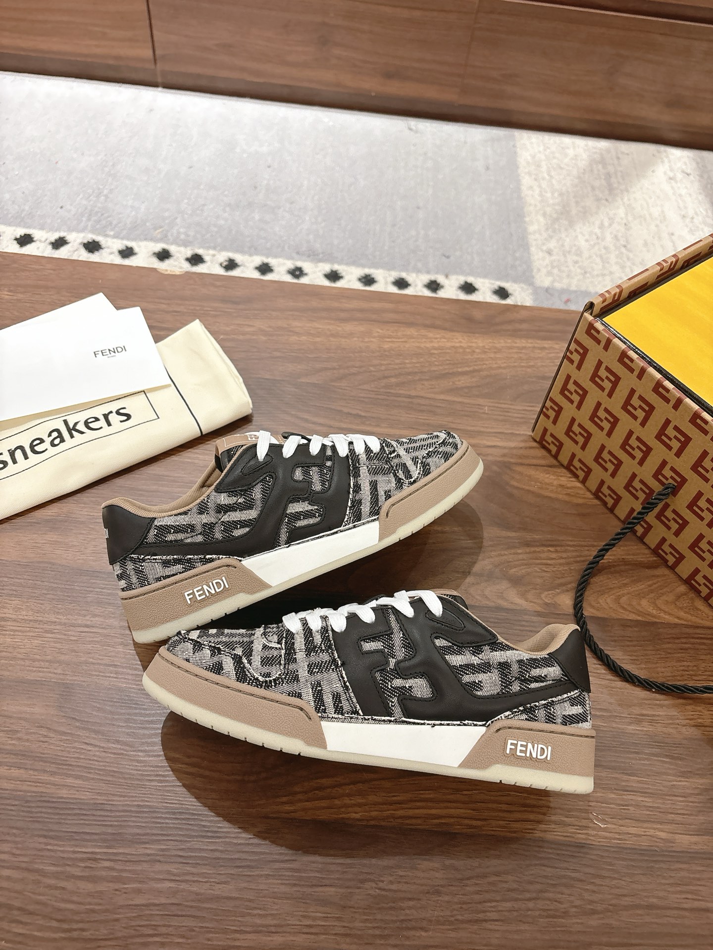 NO:264618,Couple model top version 35-40 (40 custom made) 39-45 (45 custom made) Fend* Fendi New Year hot series [Couple casual sports shoes] FD match Original RMB purchase One to one replica The first sneakers created by designer Kim Jones fendi match and donkey brand Trainer basketball sneakers, fresh blood injected with FF retro design, super beautiful and versatile, the upper is made of cowhide and beef trousers, the side raised double F logo is made of towel velvet inside, the foot is super soft, light and comfortable to match with sweatshirt, fabric: top-level A-grade cowhide   imported printed fabric Inner: original mesh cloak foot pad: mesh injection molding pad, outsole: original open mold multi-color color-blocking base,  Packaging: original full set of packaging, (with high-end gift box) Size: Women's model 35-40 / Men's model 39-45, casual shoes/sports shoes, manolo blahnik, fendi, fendi, louis vuitton, sneakers, hoodie, sweatshirts, cowhide19860909情侣款顶级版本 批 女款35-40（40定做） 批 男款39-45（45定做） Fend*芬迪新春爆款系列【情侣休闲运动鞋】 FD match 原版RMB购入 一比一复刻 设计师Kim Jones打造的首款运动鞋fendi match 和驴牌的Trainer篮球运动鞋,新鲜血液注入加FF复古的设计 超好看百搭,鞋面采用牛皮和牛猄拼接组合,侧面凸起的双F logo内里采用毛巾绒里上脚超级柔软 ,轻便,舒适搭配卫衣, 面料:顶级头层A级牛皮 进口印花布 内里:原版网布里 垫脚:网布注塑成型垫、 大底:原版开模多色拼色底、 包装:原版全套包装、（配高端礼品盒） 码数:女款35-40 / 男款39-45,休闲鞋/运动鞋,manolo blahnik,fendi,fendi,louis vuitton,sneakers,hoodie,sweatshirts,cowhide,Women's Shoes