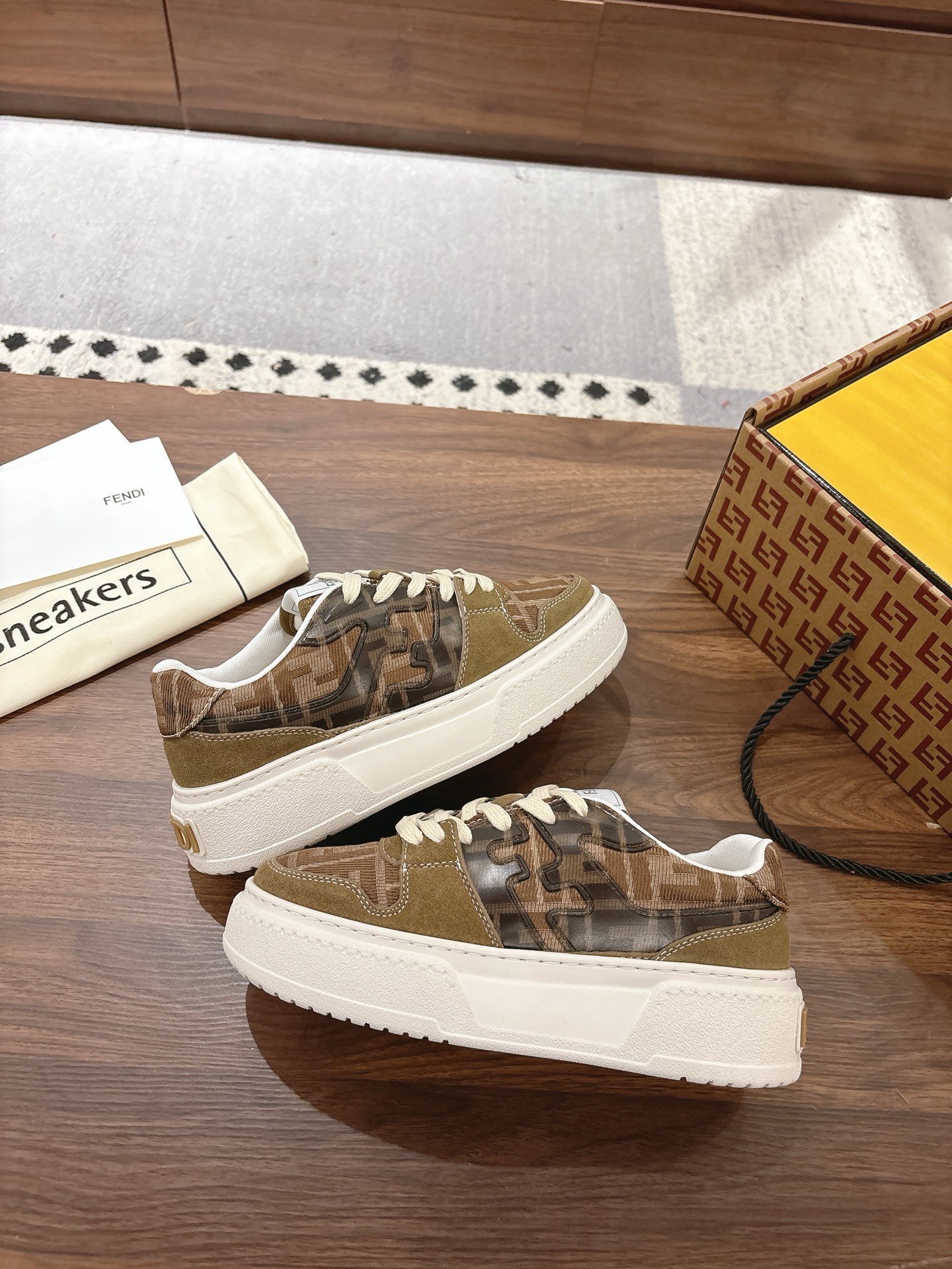 NO:264620,Couple model top version Batch Women's 35-40 (40 custom made) Batch Men's 39-45 (45 custom made) Fend* Fendi New Year's hot series [Couple casual sports shoes] FD match Original RMB purchase One to one replica The first sneakers created by designer Kim Jones fendi match and donkey brand Trainer basketball sneakers, fresh blood injection and FF retro design, super beautiful and versatile, the upper is made of cowhide and beef trouser, and the side is protruding double F logo inside is made of towel fleece inside, which is super soft, light and comfortable to match with sweatshirt, fabric: top-level A-grade cowhide   imported printed fabric Inner: original mesh fabric foot pad: mesh injection molding pad, outsole: original open mold thick molding bottom  Packaging: original full set of packaging, (with high-end gift box) Size: Women's model 35-40 / Men's model 39-45, casual shoes/sports shoes, manolo blahnik, fendi, fendi, louis vuitton, sneakers, hoodie, sweatshirts, cowhide19860909情侣款顶级版本 批 女款35-40（40定做） 批 男款39-45（45定做） Fend*芬迪新春爆款系列【情侣休闲运动鞋】 FD match 原版RMB购入 一比一复刻 设计师Kim Jones打造的首款运动鞋fendi match 和驴牌的Trainer篮球运动鞋,新鲜血液注入加FF复古的设计 超好看百搭,鞋面采用牛皮和牛猄拼接组合,侧面凸起的双F logo内里采用毛巾绒里上脚超级柔软 ,轻便,舒适搭配卫衣, 面料:顶级头层A级牛皮 进口印花布 内里:原版网布里 垫脚:网布注塑成型垫、 大底:原版开模厚成型底 包装:原版全套包装、（配高端礼品盒） 码数:女款35-40 / 男款39-45,休闲鞋/运动鞋,manolo blahnik,fendi,fendi,louis vuitton,sneakers,hoodie,sweatshirts,cowhide,Women's Shoes