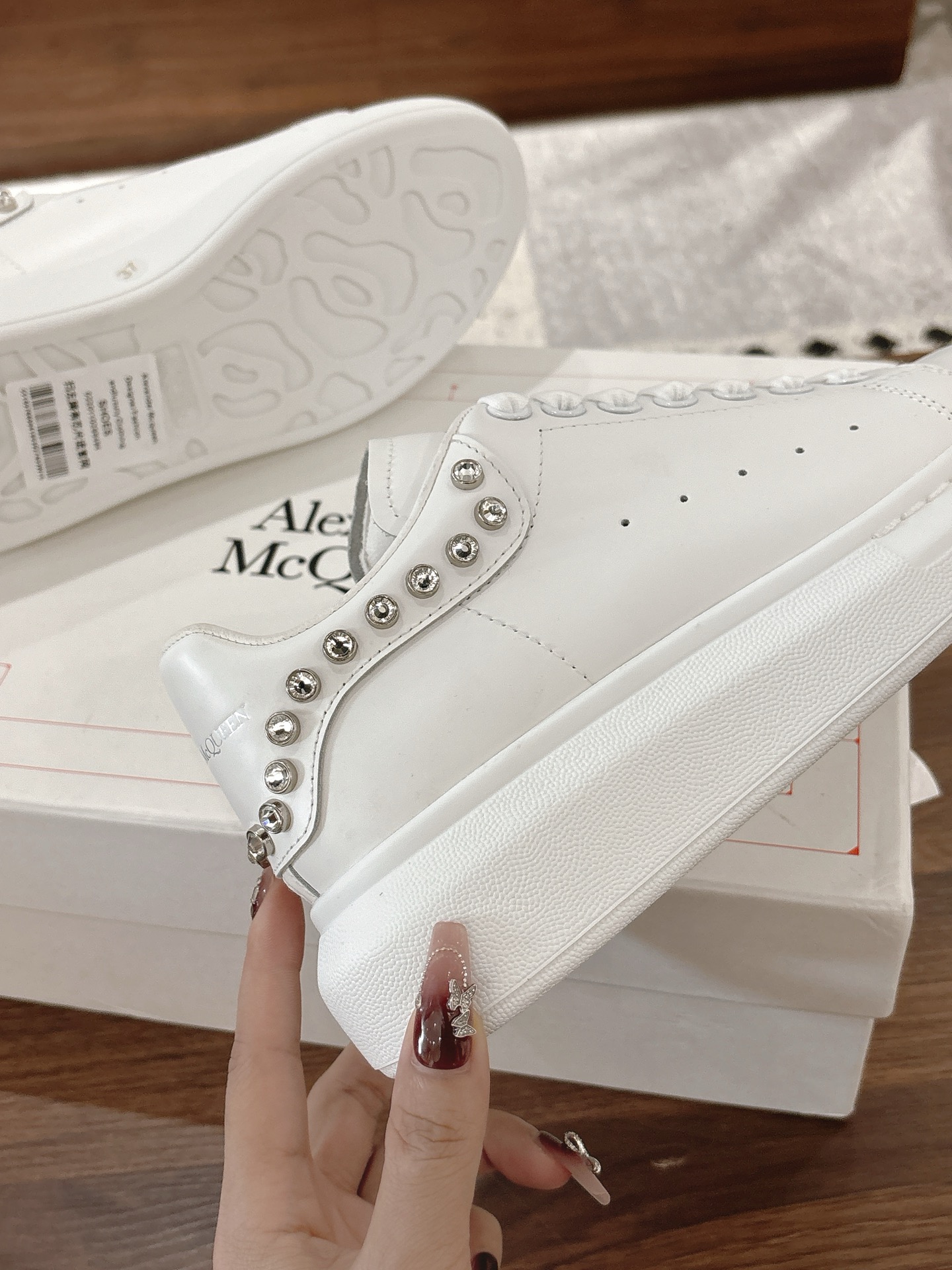 NO:384679,New counter model - diamond-set tail, women's model, men's model, top high-end version, Alexander McQueen·Alexander McQueen ss new model, wide-style sneakers, white shoes, casual shoes, new colors!  The rear tail is really unique and beautiful, love at first glance!  Top version!  I won't introduce this shoe style. It will never go out of date every year after year. It is a super versatile and versatile model and has been in a hot state. The original custom-made newest silk cowhide (EU 3A standard) inner top water dyed sheepskin inner lining, high tough silk cow lining. The latest original model opens the mold one to one precision mold PU vacuum outsole. Women's model 34-40 (34.40 custom made) Men's model 38-45 (38 45 custom made) Upgraded counter synchronization, latest original packaging (the packaging quality exceeds most of the same products in the market), casual shoes/sports shoes, alexander mcqueen, sneakers, cowhide, sheepskin19860909专柜新款—— 镶钻尾 羊里女款 男款 顶级高端版本Alexander McQueen·亚历山大麦昆 ss 新款 阔型运动鞋小白鞋休闲鞋新色！ 后尾巴真的是太有特色太好看了,一眼爱！顶级版本！ 这款鞋子款式就不多做介绍了,春夏秋冬一年又一年都不会过时,超级百搭万能款,一直处于爆火状态. 鞋面原版定做最新丝绸牛皮（欧盟3A标准） 内里顶级水染羊皮内里、高韧丝绸牛里 大底最新原版开模一比一精模PU抽真空大底 女款34-40（34.40定做） 男款38-45（38 45定做） 升级专柜同步,最新原版包装（包装品质超过市场大部分同款产品）,休闲鞋/运动鞋,alexander mcqueen,sneakers,cowhide,sheepskin,Women's Shoes