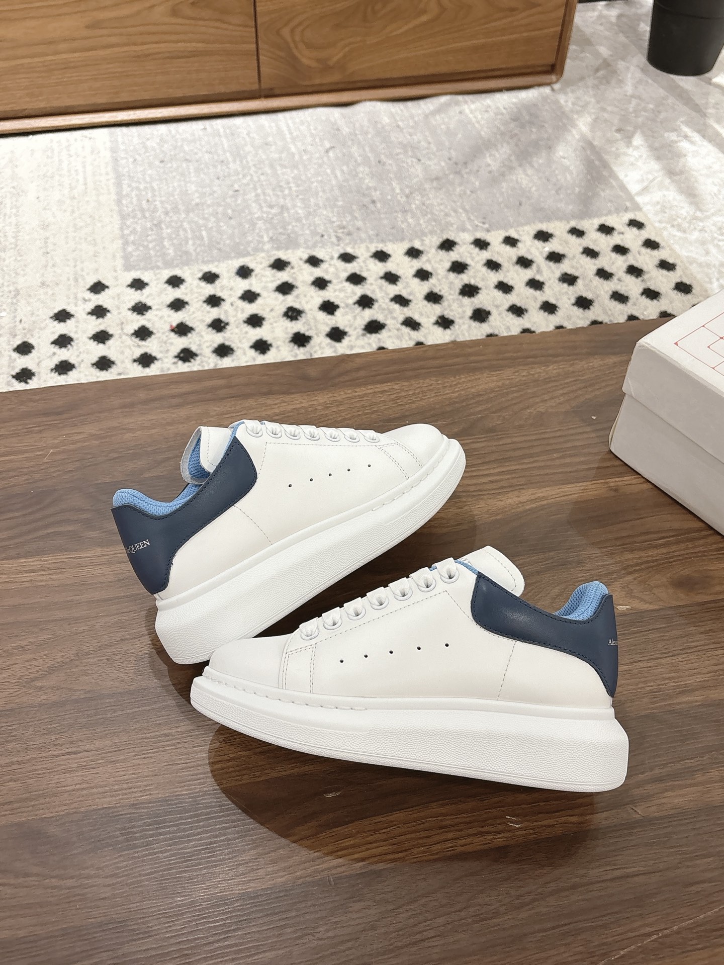 NO:408541,The latest hit model for the counter - double-layer tail matching, women's model, men's model, top-level high-end version, Alexander McQueen·Alexander McQueen ss new, wide-style sneakers, white shoes, casual shoes new colors!  The rear tail is really unique and beautiful, love at first glance!  Top version!  I won't introduce this shoe style. It will never go out of date every year after year. It is a super versatile and universal model and has been in a hot state. The original custom-made upper is the latest silk cowhide (EU 3A standard) with top imported fine cotton mesh. The latest original sole is the first to one fine mold for the PU vacuum sole. Women's model 34-40 (34.40 custom made) Men's model 38-45 (38 45 custom made) Upgraded counter synchronization, the latest original packaging (the packaging quality exceeds most of the same products in the market), casual shoes/sports shoes, alexander mcqueen, sneakers, cowhide19860909专柜最新爆款——双层尾搭配 女款 男款 顶级高端版本Alexander McQueen·亚历山大麦昆 ss 新款 阔型运动鞋小白鞋休闲鞋新色！ 后尾巴真的是太有特色太好看了,一眼爱！顶级版本！ 这款鞋子款式就不多做介绍了,春夏秋冬一年又一年都不会过时,超级百搭万能款,一直处于爆火状态. 鞋面原版定做最新丝绸牛皮（欧盟3A标准） 内里顶级进口细棉网布 大底最新原版开模一比一精模PU抽真空大底 女款34-40（34.40定做） 男款38-45（38 45定做） 升级专柜同步,最新原版包装（包装品质超过市场大部分同款产品）,休闲鞋/运动鞋,alexander mcqueen,sneakers,cowhide,Women's Shoes