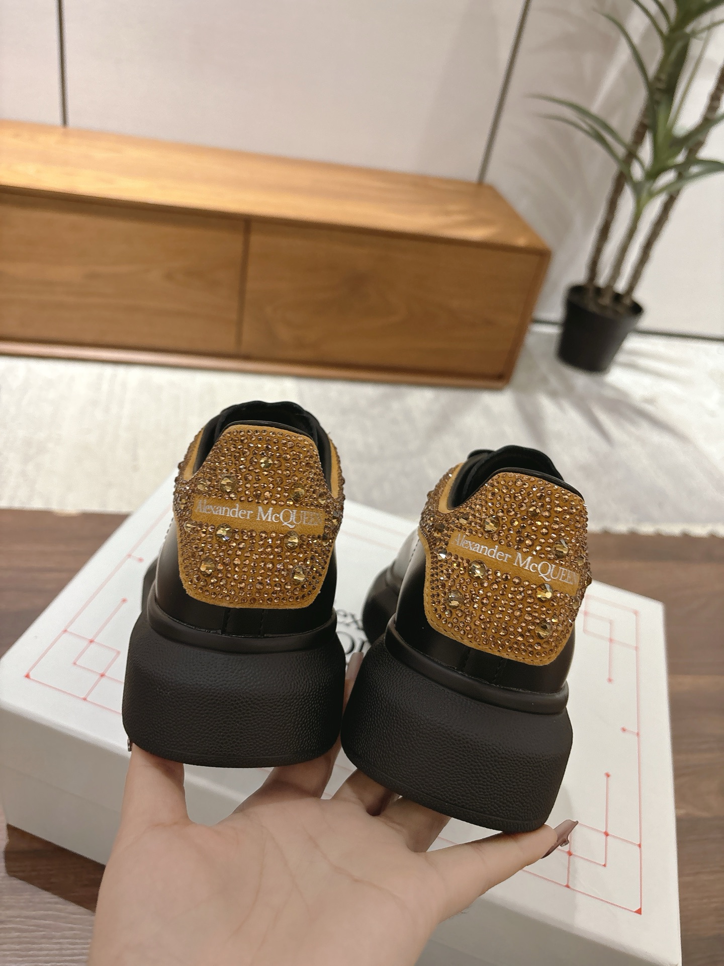 NO:408543,New model Diamond tail Sheepskin (female, male) size 34-40 New model Diamond tail Cowhide (female, male, 330) size 38-44 McQueen high-quality top version Alexander mcqueen / Classic star hot versatile white shoes Upgraded, the new generation of new lasts and head shapes that are 100% consistent with the authentic ones (can be compared with the original version to verify) The first 30-year-old master made it based on the original flavor of the original version with Asian foot shape 11. During the comfort debugging of the foot, more than a dozen girls in different foot shapes tried on it, repeatedly grinding it until all foot shapes are comfortable to wear, and finally finalized the last mold. All colors are basically made, and the color schemes are often sold are in stock, and others are constantly updated... Fabric customization original silk top-level cowhide fabric/rolling process  Cowhide inner lining and mixed-bred sheepskin lining processed by imported leather embryos. The foot pads are the same as the original version, and the imported high elastic PU foaming force + cowhide integrated injection molding, non-brushed adhesive. The original version has exclusive mold opening, yellowing resistance technology (please note that the new version and new label are different from the old version. Everyone should distinguish them well, including the head shape, and they are also different), casual shoes/sports shoes, alexander mcqueen, sneakers, cowhide, sheepskin19860909新款 钻尾 羊皮里（女 男）码数34-40  新款 钻尾 牛皮里（女 男330）码数38-44 麦昆高品质顶级版Alexander mcqueen / 经典明星爆款百搭小白鞋 已升级,全新一代新楦型楦型经过一年刻苦打磨,复刻出与正品百分百一致的整体楦型以及头型（可到专柜对比原版验证） 首家30年高级师傅按原版原味基础以亚洲脚型11制做,上脚舒适度调试期间经过十几个不同脚型小姐姐试穿,反复研磨,直至达到所有脚型都穿的舒适才最终敲定楦头模具 全系颜色基本都有做,常卖配色均有现货,其他不断更新…… 面料定制原版丝绸顶级头层牛皮面料/滚涂工艺 内里进口皮胚加工制作的牛皮内里、混种羊皮内里 垫脚同原版一样开模的进口高弹性的PU发泡回力+牛皮一体注塑而成,非刷胶粘合 大底原版独家开模,耐发黄工艺（请注意新版新标的大底,长度、纬度,跟旧版本的都是不一样的,大家要区分好,包括头型也都是不一样的哦）,休闲鞋/运动鞋,alexander mcqueen,sneakers,cowhide,sheepskin,Women's Shoes