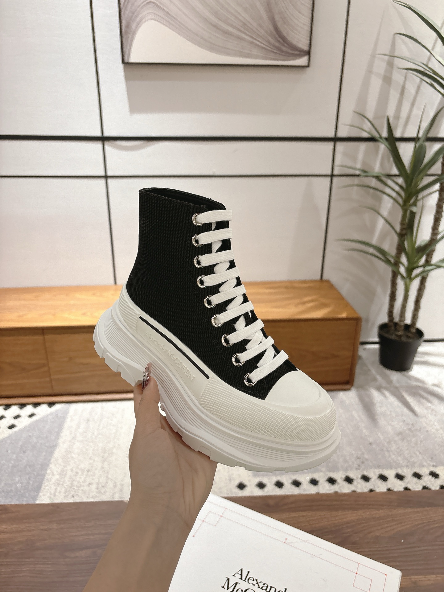 NO:408547,Women's style, men's style, top quality, inspection-free products (with chips!) Alexander mcqueen New canvas series thick-soled dad shoes retro trendy items, minimalist style, canvas, thick soles, large-head style, completely blending the contour lines and more simple, presenting a retro texture. Super easy to match, not picky foot shape, whoever wears them looks good~Upper: technology-enzymatic dyeing and non-fading canvas upper, sheepskin lining and foot pads ~Sole material: original open-grinding TPU wear-resistant sole, bottom thickness 5CM, very good height-enhancing effect Women's size 35-40 Men's size 39-45 (women's size 40/men's size 45 No return and exchange) Size standard, casual shoes/sports shoes, sneakers, sheepskin19860909女款  男款 顶级品质,免检产品（带芯片！） Alexander mcqueen 新款帆布系列厚底老爹鞋复古潮流逆天单品,极简风格 帆布,厚底,大头版型完全融合轮廓线条更加简约,呈现复古质感 超级好搭配,不挑剔脚型,谁穿谁好看 ~鞋面:科技透染不褪色帆布鞋面,绵羊皮内里和垫脚 ~底材:original开磨TPU耐磨大底,底厚5CM 增高效果非常好 女码35-40 男码39-45（女码40/男码45 不退换） 码数标准,休闲鞋/运动鞋,sneakers,sheepskin,Women's Shoes