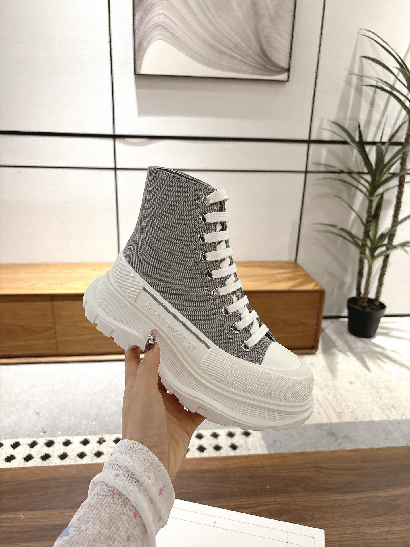 NO:415550,Women's style, men's style, top quality, inspection-free products (with chips!) Alexander mcqueen New canvas series thick-soled dad shoes retro trendy items, minimalist style, canvas, thick soles, large-head style, completely blending the contour lines and more simple, presenting a retro texture. Super easy to match, not picky foot shape, whoever wears them looks good~Upper: technology-enzymatic dyeing and non-fading canvas upper, sheepskin lining and foot pads ~Sole material: original open-grinding TPU wear-resistant sole, bottom thickness 5CM, very good height-enhancing effect Women's size 35-40 Men's size 39-45 (women's size 40/men's size 45 No return and exchange) Size standard, casual shoes/sports shoes, sneakers, sheepskin19860909女款  男款 顶级品质,免检产品（带芯片！） Alexander mcqueen 新款帆布系列厚底老爹鞋复古潮流逆天单品,极简风格 帆布,厚底,大头版型完全融合轮廓线条更加简约,呈现复古质感 超级好搭配,不挑剔脚型,谁穿谁好看 ~鞋面:科技透染不褪色帆布鞋面,绵羊皮内里和垫脚 ~底材:original开磨TPU耐磨大底,底厚5CM 增高效果非常好 女码35-40 男码39-45（女码40/男码45 不退换） 码数标准,休闲鞋/运动鞋,sneakers,sheepskin,Women's Shoes