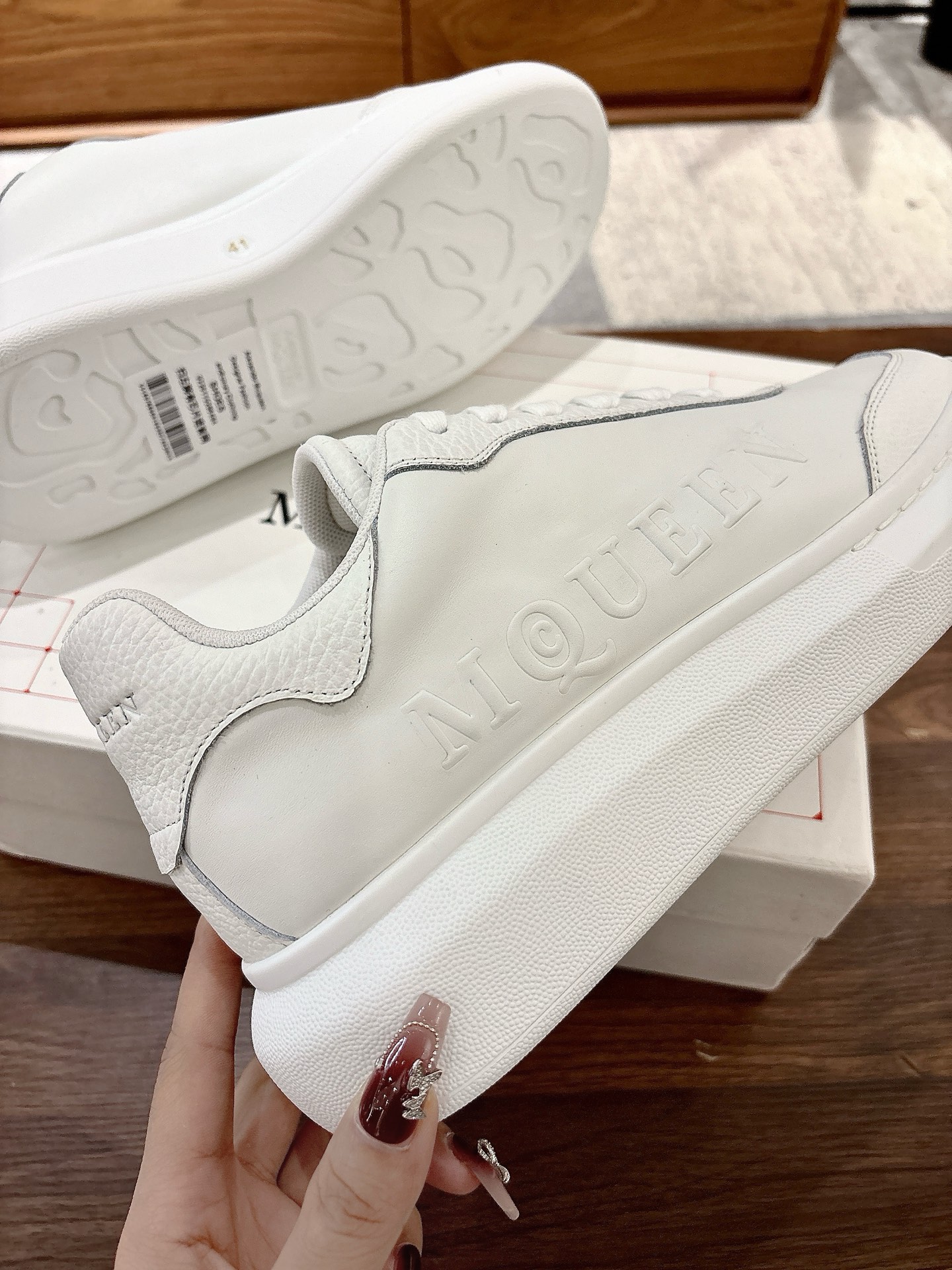 NO:415544,The latest thick-soled letters, leather, men's size, high-quality products!  Top purchasing version Fabric leather is the correct and best first layer cowhide (not market imitation ordinary dough leather) Outsole (outsole is the final correct version), waiting for the correct sole, all the previous market is incorrect after a long time. The inner environmentally friendly imported fine mesh cloth Calfskin footbed [no delamination and no fading] ss Alexande* McQUEE* Size women's model 34-41 (34.40.41) customized without return and exchange Men's model 38-45 (38.45 customized), casual shoes/sneakers, cowhide19860909最新厚底字母小白鞋 皮面 男码 高货！顶级代购版本 面料皮料认准我家正确最优等头层牛皮（非市场仿普通修面皮） 大底（大底是最终正确版）,等待正确大底经过漫长时间,前期市面出的一律都是不正确的. 内里环保进口细网布 小牛皮垫脚【不脱层不褪色】 ss Alexande* McQUEE* 码数女款34-41（34.40.41）订做不退换 男款38-45（38.45定做）,休闲鞋/运动鞋,sneakers,cowhide,Women's Shoes