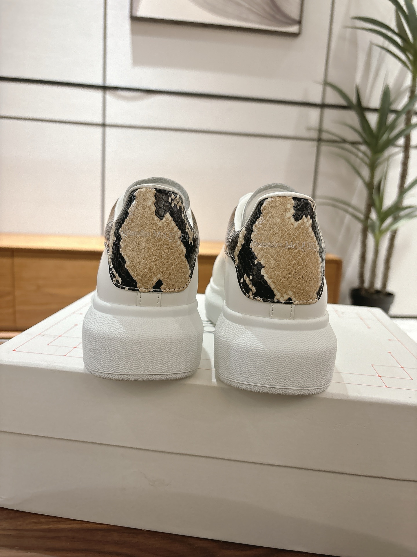 NO:721244,The latest hot item in the counter - snakeskin pattern tail, women's model, men's model, top high-end version Alexander McQueen·Alexander McQueen ss new wide sports shoes, white shoes, casual shoes, new colors!  The rear tail is really unique and pretty, I love it at first sight!  Top version!  I won’t go into detail about the style of this shoe. It will never go out of style in spring, summer, autumn and winter. It is a super versatile model and has always been in a hot state. The upper is made of the latest silk cowhide (EU 3A standard). The lining is made of top-quality imported fine cotton mesh. The outsole is the latest original open mold. One to one precision molded PU vacuum outsole. Women’s model 34-40 (customized at 34.40) Men’s model 38-45 (customized at 38 45)  Upgraded counter synchronization, the latest original packaging (the packaging quality exceeds most of the same products on the market), casual shoes/sports shoes, alexander mcqueen, sneakers, cowhide, snakeskin19860909专柜最新爆款——蛇皮纹尾 女款 男款 顶级高端版本Alexander McQueen·亚历山大麦昆 ss 新款 阔型运动鞋小白鞋休闲鞋新色！ 后尾巴真的是太有特色太好看了,一眼爱！顶级版本！ 这款鞋子款式就不多做介绍了,春夏秋冬一年又一年都不会过时,超级百搭万能款,一直处于爆火状态. 鞋面原版定做最新丝绸牛皮（欧盟3A标准） 内里顶级进口细棉网布 大底最新原版开模一比一精模PU抽真空大底 女款34-40（34.40定做） 男款38-45（38 45定做） 升级专柜同步,最新原版包装（包装品质超过市场大部分同款产品）,休闲鞋/运动鞋,alexander mcqueen,sneakers,cowhide,snakeskin,Women's Shoes