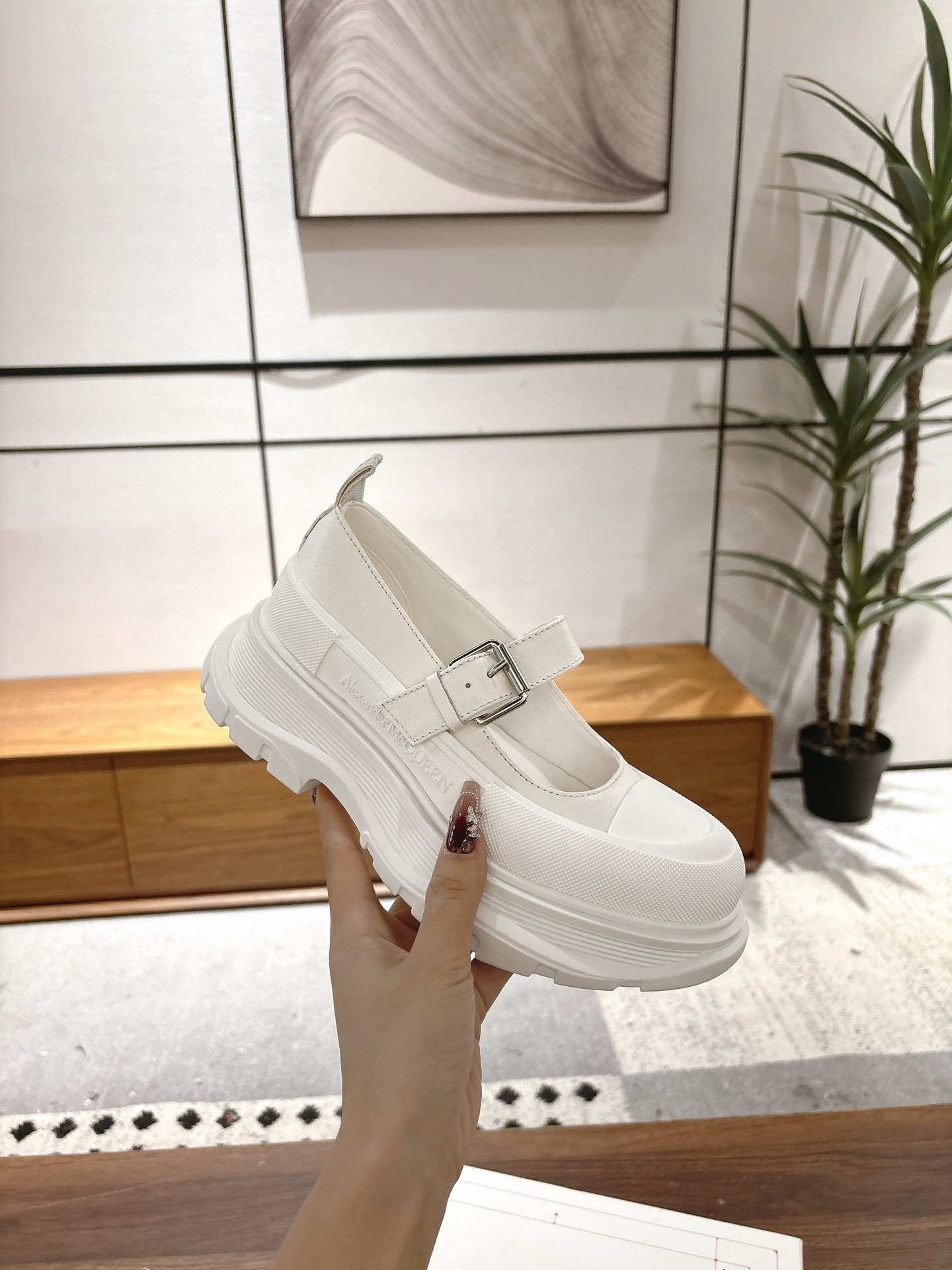 NO:612899,(Leather sandals) Low-top women's models. Top quality, inspection-free products (with chips!) Alexander mcqueen's new canvas series thick-soled dad shoes are a retro and trend-defying item, minimalist style. The canvas, thick soles, and large-toe version completely integrate the contours and lines to make it simpler, showing a retro texture. Super easy to match, not picky about foot shape, whoever wears it will look better ~ Upper: original cloth, sheepskin lining and foot pads  ~Substrate material: original grinding TPU wear-resistant outsole, sole thickness 5CM, very good heightening effect, women's size 35-40 (women's size 40 is not returnable), men's size 39-44 (men's size 39.44 is not returnable), standard size, sandals, sandals, sheepskin19860909（皮面凉鞋）低帮女款 顶级品质,免检产品（带芯片！） Alexander mcqueen 新款帆布系列厚底老爹鞋复古潮流逆天单品,极简风格 帆布,厚底,大头版型完全融合轮廓线条更加简约,呈现复古质感 超级好搭配,不挑剔脚型,谁穿谁好看 ~鞋面:原版布,绵羊皮内里和垫脚 ~底材:original开磨TPU耐磨大底,底厚5CM 增高效果非常好 女码35-40（女码40不退换） 男款39-44（男款39.44不退换） 码数标准,凉鞋,sandals,sheepskin,Women's Shoes