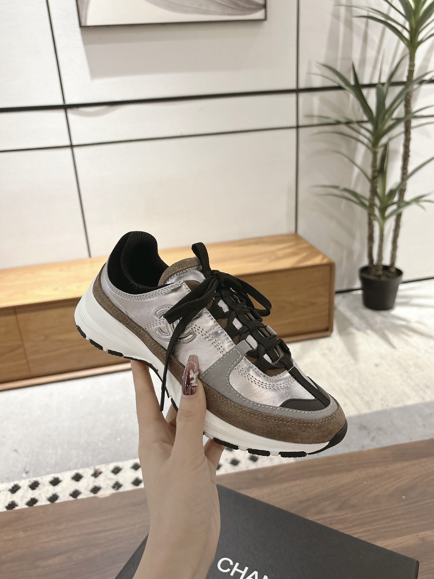 NO:420185,Chanel 25ss Spring and Summer New Style Top casual sneakers This classic design, the upper has a variety of craftsmanship and electric embroidery style, and it is extraordinary. It has a variety of color matching elements, which is very beautiful and versatile, casual, fashionable, and sports outdoors. The upper uses original imported high mercerized beef reverse velvet + imported mixed-bred sheepskin. The inner lining uses original imported breathable net. Original TPU combination sole. Size 35-40 (40 customized without return or exchange), casual shoes/sports shoes, chanel, chanel, sneakers, sheepskin19860909Chane＊香奈儿 25ss春夏新款 顶级休闲款运动鞋 这款经典设计 鞋面多种工艺电绣的风格 不平凡的拥入了多种配色元素多元化混搭非常好看百搭、休闲、时尚、运动户外都能兼顾 鞋面采用 原版进口高丝光牛反绒+进口混种羊皮 内里采用原版进口透气网 原版TPU组合大底  码数35-40（40定做不退换）,休闲鞋/运动鞋,chanel,chanel,sneakers,sheepskin,Women's Shoes