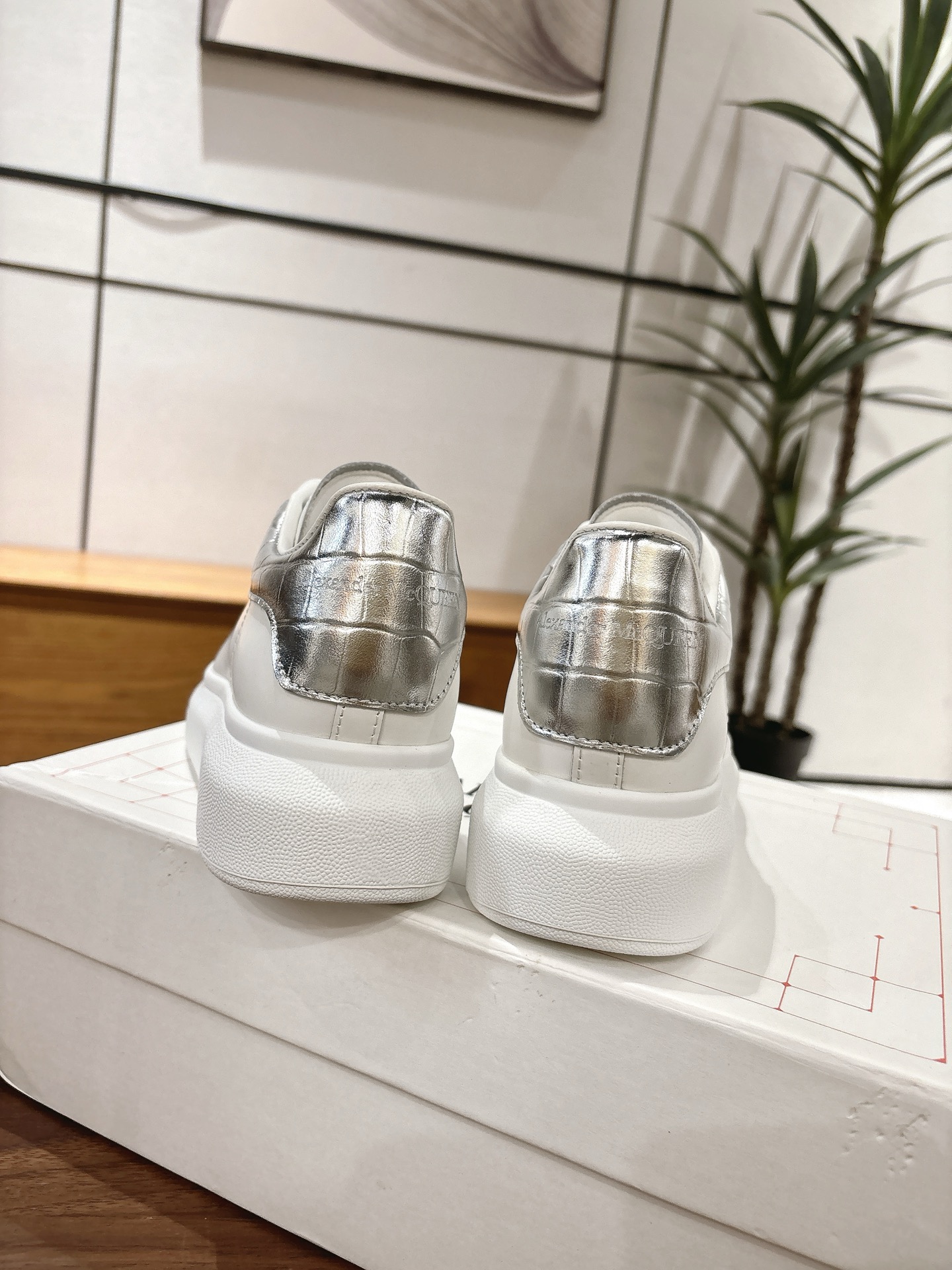 NO:612898,25 models of silver leather crocodile pattern, all series come with chips as standard!  Sheep-li women's men's cow-li women's men's 290 Top high-end version Alexander McQueen·Alexander McQueen ss new McQueen transparent film jelly tail wide sports shoes white shoes casual shoes new color!  The rear tail is really unique and pretty, I love it at first sight!  Top version!  I won’t introduce too much about the style of this shoe. It will not go out of style year after year. It is a super versatile model and has always been in a state of popularity. The upper is made of the latest silk cowhide (EU 3A standard). The lining is top-quality water-dyed sheepskin lining and high-tenacity silk cowhide. The outsole is the latest original open mold. One-to-one precision molded PU vacuum outsole. Women’s model 34-40 (customized at 34.40) Men’s model 38-45 (customized at 38 45)  Upgraded counter synchronization, the latest original packaging (the packaging quality exceeds most of the same products on the market), casual shoes/sports shoes, alexander mcqueen, sneakers, cowhide, sheepskin1986090925款银皮鳄鱼纹 全系列标配芯片！ 羊里女款 男款 牛里女款 男款290 顶级高端版本Alexander McQueen·亚历山大麦昆 ss 新款 麦昆透明胶片果冻尾阔型运动鞋小白鞋休闲鞋新色！ 后尾巴真的是太有特色太好看了,一眼爱！顶级版本！ 这款鞋子款式就不多做介绍了,春夏秋冬一年又一年都不会过时,超级百搭万能款,一直处于爆火状态. 鞋面原版定做最新丝绸牛皮（欧盟3A标准） 内里顶级水染羊皮内里、高韧丝绸牛里 大底最新原版开模一比一精模PU抽真空大底 女款34-40（34.40定做） 男款38-45（38 45定做） 升级专柜同步,最新原版包装（包装品质超过市场大部分同款产品）,休闲鞋/运动鞋,alexander mcqueen,sneakers,cowhide,sheepskin,Women's Shoes