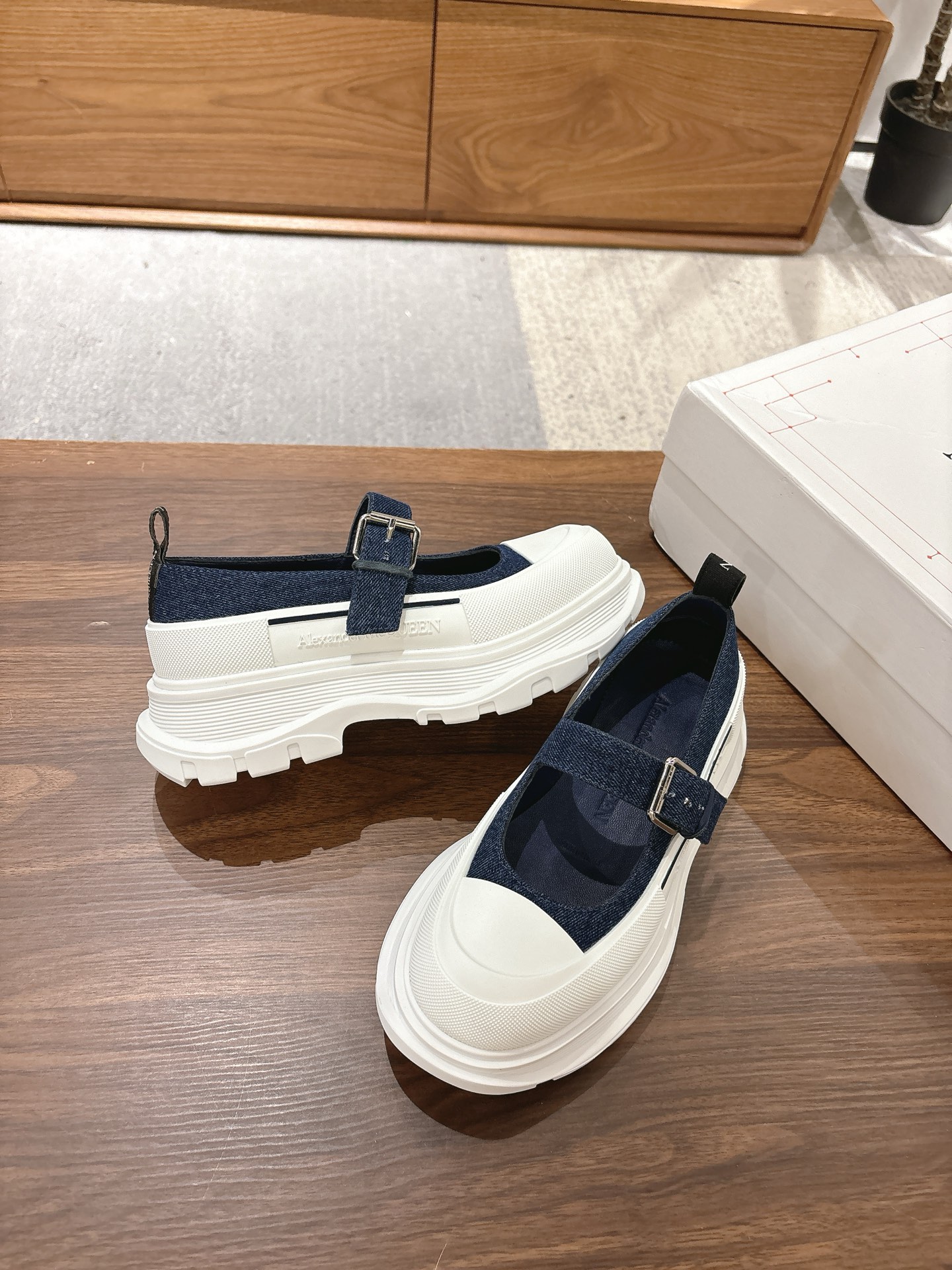 NO:612904,(Denim sandals) low-top women's models, top quality, inspection-free products (with chips!) Alexander mcqueen's new canvas series thick-soled dad shoes are a retro trend-defying item, minimalist style. The canvas, thick soles, and large-toe version completely integrate the contours and lines to make it simpler, showing a retro texture. Super easy to match, not picky about foot shape, whoever wears it will look better ~ Upper: original cloth, sheepskin lining and foot pads  ~Substrate material: original grinding TPU wear-resistant outsole, sole thickness 5CM, very good heightening effect, women's size 35-40 (women's size 40 is not returnable), men's size 39-44 (men's size 39.44 is not returnable), standard size, sandals, sandals, sheepskin19860909（牛仔布凉鞋）低帮女款 顶级品质,免检产品（带芯片！） Alexander mcqueen 新款帆布系列厚底老爹鞋复古潮流逆天单品,极简风格 帆布,厚底,大头版型完全融合轮廓线条更加简约,呈现复古质感 超级好搭配,不挑剔脚型,谁穿谁好看 ~鞋面:原版布,绵羊皮内里和垫脚 ~底材:original开磨TPU耐磨大底,底厚5CM 增高效果非常好 女码35-40（女码40不退换） 男款39-44（男款39.44不退换） 码数标准,凉鞋,sandals,sheepskin,Women's Shoes