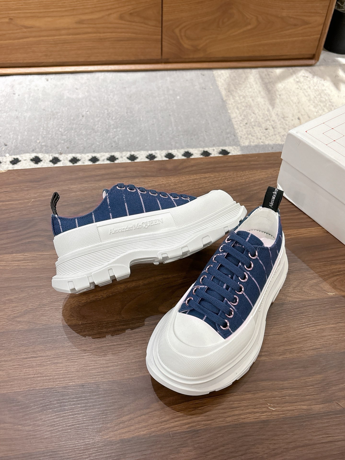 NO:612903,(Striped fabric surface) Low-top women's and men's models. Top quality, inspection-free products (with chips!) Alexander mcqueen's new canvas series thick-soled dad shoes are a retro trend-defying item, minimalist style. The canvas, thick soles, and large-toe version completely integrate the contours and lines to make it simpler, showing a retro texture. Super easy to match, not picky about foot shape, whoever wears it will look good ~ Upper: original cloth, sheepskin lining and foot pads  ~Substrate material: original grinding TPU wear-resistant outsole, sole thickness 5CM, very good heightening effect, women's size 35-40 (women's size 40 is not returnable), men's size 39-44 (men's size 39.44 is not returnable), standard size, casual shoes/sports shoes, sneakers, sheepskin19860909（条纹布面）低帮女款男款 顶级品质,免检产品（带芯片！） Alexander mcqueen 新款帆布系列厚底老爹鞋复古潮流逆天单品,极简风格 帆布,厚底,大头版型完全融合轮廓线条更加简约,呈现复古质感 超级好搭配,不挑剔脚型,谁穿谁好看 ~鞋面:原版布,绵羊皮内里和垫脚 ~底材:original开磨TPU耐磨大底,底厚5CM 增高效果非常好 女码35-40（女码40不退换） 男款39-44（男款39.44不退换） 码数标准,休闲鞋/运动鞋,sneakers,sheepskin,Women's Shoes