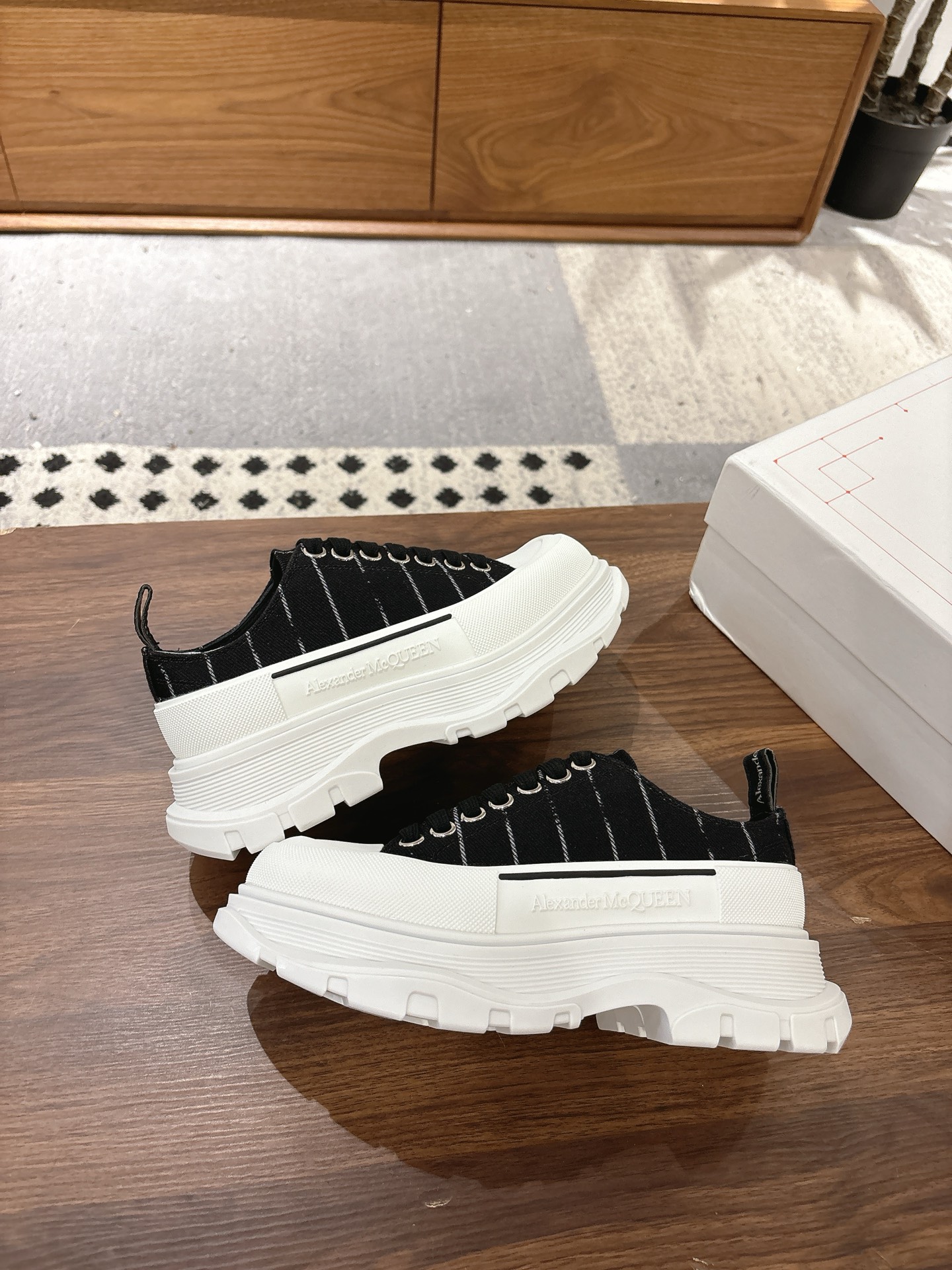 NO:612908,(Striped fabric surface) Low-top women's and men's models. Top quality, inspection-free products (with chips!) Alexander mcqueen's new canvas series thick-soled dad shoes are a retro trend-defying item, minimalist style. The canvas, thick soles, and large-toe version completely integrate the contours and lines to make it simpler, showing a retro texture. Super easy to match, not picky about foot shape, whoever wears it will look better ~ Upper: original cloth, sheepskin lining and foot pads  ~Substrate material: original grinding TPU wear-resistant outsole, sole thickness 5CM, very good heightening effect, women's size 35-40 (women's size 40 is not returnable), men's size 39-44 (men's size 39.44 is not returnable), standard size, casual shoes/sports shoes, sneakers, sheepskin19860909（ 条纹布面）低帮女款男款 顶级品质,免检产品（带芯片！） Alexander mcqueen 新款帆布系列厚底老爹鞋复古潮流逆天单品,极简风格 帆布,厚底,大头版型完全融合轮廓线条更加简约,呈现复古质感 超级好搭配,不挑剔脚型,谁穿谁好看 ~鞋面:原版布,绵羊皮内里和垫脚 ~底材:original开磨TPU耐磨大底,底厚5CM 增高效果非常好 女码35-40（女码40不退换） 男款39-44（男款39.44不退换） 码数标准,休闲鞋/运动鞋,sneakers,sheepskin,Women's Shoes