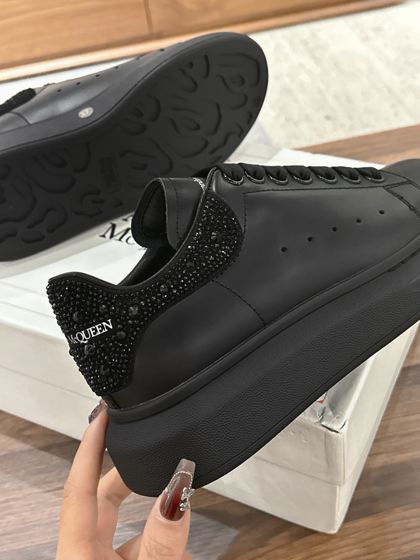 NO:612913,New diamond tail, sheepskin lining (for women and men), code size 34-40 New diamond tail, cowhide lining (women, men 330), code size 38-44 McQueen high-quality top version of Alexander mcqueen / classic celebrity hot style versatile white shoes  It has been upgraded to a new generation of lasts that have been polished hard for a year to reproduce the overall last shape and head shape that are 100% consistent with the original ones (you can go to the counter to compare with the original version for verification). The first 30-year-old senior master made it according to the original flavor based on the Asian foot shape 11. During the foot comfort adjustment period, more than a dozen ladies with different foot types tried on the lasts and polished them repeatedly until they were comfortable for all foot types before finally finalizing the last mold.  All series of colors are basically available, and the commonly sold colors are in stock, and others are constantly updated... The fabric is customized with original silk top-layer cowhide fabric/roller coating process. The lining is made of cowhide lining processed from imported leather embryos, and the lining of mixed sheepskin. The feet are molded in the same way as the original version. The imported high-elastic PU foam rebound + cowhide are injection molded in one piece, and are not glued together.  Exclusive original molding of the outsole, anti-yellowing process (please note that the length and latitude of the new version of the outsole are different from the old version, everyone needs to distinguish them, including the head shape), casual shoes/sports shoes, alexander mcqueen, sneakers, cowhide, sheepskin19860909新款 钻尾 羊皮里（女 男）码数34-40  新款 钻尾 牛皮里（女 男330）码数38-44 麦昆高品质顶级版Alexander mcqueen / 经典明星爆款百搭小白鞋 已升级,全新一代新楦型楦型经过一年刻苦打磨,复刻出与正品百分百一致的整体楦型以及头型（可到专柜对比原版验证） 首家30年高级师傅按原版原味基础以亚洲脚型11制做,上脚舒适度调试期间经过十几个不同脚型小姐姐试穿,反复研磨,直至达到所有脚型都穿的舒适才最终敲定楦头模具 全系颜色基本都有做,常卖配色均有现货,其他不断更新…… 面料定制原版丝绸顶级头层牛皮面料/滚涂工艺 内里进口皮胚加工制作的牛皮内里、混种羊皮内里 垫脚同原版一样开模的进口高弹性的PU发泡回力+牛皮一体注塑而成,非刷胶粘合 大底原版独家开模,耐发黄工艺（请注意新版新标的大底,长度、纬度,跟旧版本的都是不一样的,大家要区分好,包括头型也都是不一样的哦）,休闲鞋/运动鞋,alexander mcqueen,sneakers,cowhide,sheepskin,Women's Shoes