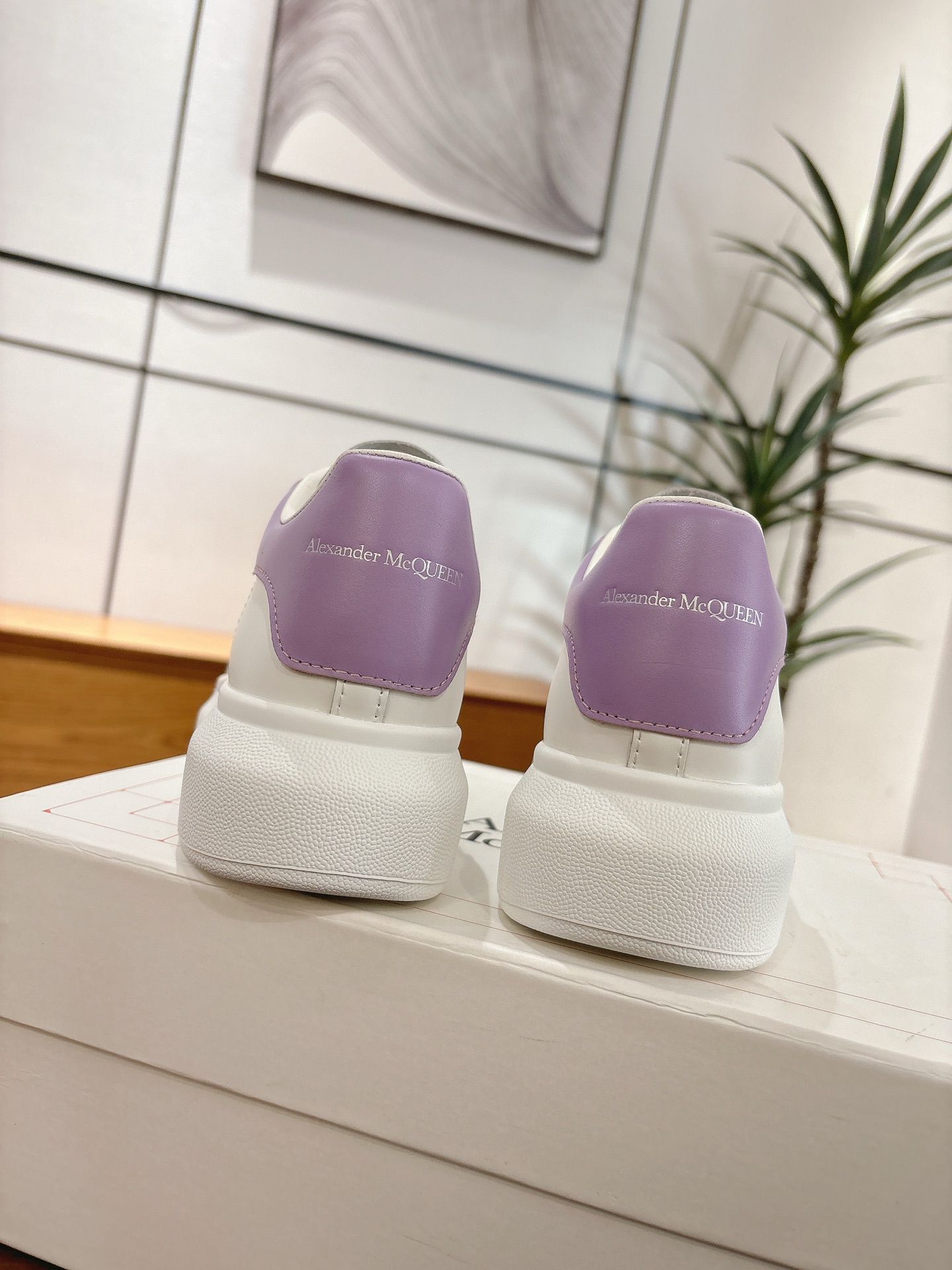 NO:612918,New color - Purple leather tail Sheepskin lining (female and male) code number 34-40 Cowhide lining (female and male 320) code number 38-44 McQueen's high-quality top version of Alexander mcqueen / classic star popular all-match white shoes has been upgraded, a new generation of new last type After a year of hard polishing, the overall last shape and head shape are reproduced and are 100% consistent with the genuine product (you can go to the counter to compare with the original version for verification)  The first 30-year-old senior master made it based on the original flavor and based on the Asian foot type 11. During the foot comfort adjustment period, more than a dozen ladies with different foot types tried it on and repeatedly polished it until it was comfortable for all foot types before finally finalizing the last mold. Basically all the colors are made, and the commonly sold colors are in stock, and others are constantly updated... The fabric is customized with original silk top-layer cowhide fabric/roller coating process. The lining is made of cowhide lining and mixed sheepskin lining processed from imported leather embryos.  The foot pads are molded in the same way as the original version and are made of imported highly elastic PU foam rebound + cowhide integrated injection molding. The outsole is not brushed and bonded. The original mold is exclusively molded and has a yellowing resistance process (please note that the length and girth of the new version of the outsole are different from the old version. Everyone needs to distinguish them carefully, including the head shape), casual shoes/sports shoes, alexander mcqueen, sneakers, cowhide, sheepskin19860909新色-紫色皮尾 羊皮里（女 男）码数34-40  牛皮里（女 男320）码数38-44 麦昆高品质顶级版Alexander mcqueen / 经典明星爆款百搭小白鞋 已升级,全新一代新楦型楦型经过一年刻苦打磨,复刻出与正品百分百一致的整体楦型以及头型（可到专柜对比原版验证） 首家30年高级师傅按原版原味基础以亚洲脚型11制做,上脚舒适度调试期间经过十几个不同脚型小姐姐试穿,反复研磨,直至达到所有脚型都穿的舒适才最终敲定楦头模具 全系颜色基本都有做,常卖配色均有现货,其他不断更新…… 面料定制原版丝绸顶级头层牛皮面料/滚涂工艺 内里进口皮胚加工制作的牛皮内里、混种羊皮内里 垫脚同原版一样开模的进口高弹性的PU发泡回力+牛皮一体注塑而成,非刷胶粘合 大底原版独家开模,耐发黄工艺（请注意新版新标的大底,长度、围度,跟旧版本的都是不一样的,大家要区分好,包括头型也都是不一样的哦）,休闲鞋/运动鞋,alexander mcqueen,sneakers,cowhide,sheepskin,Women's Shoes