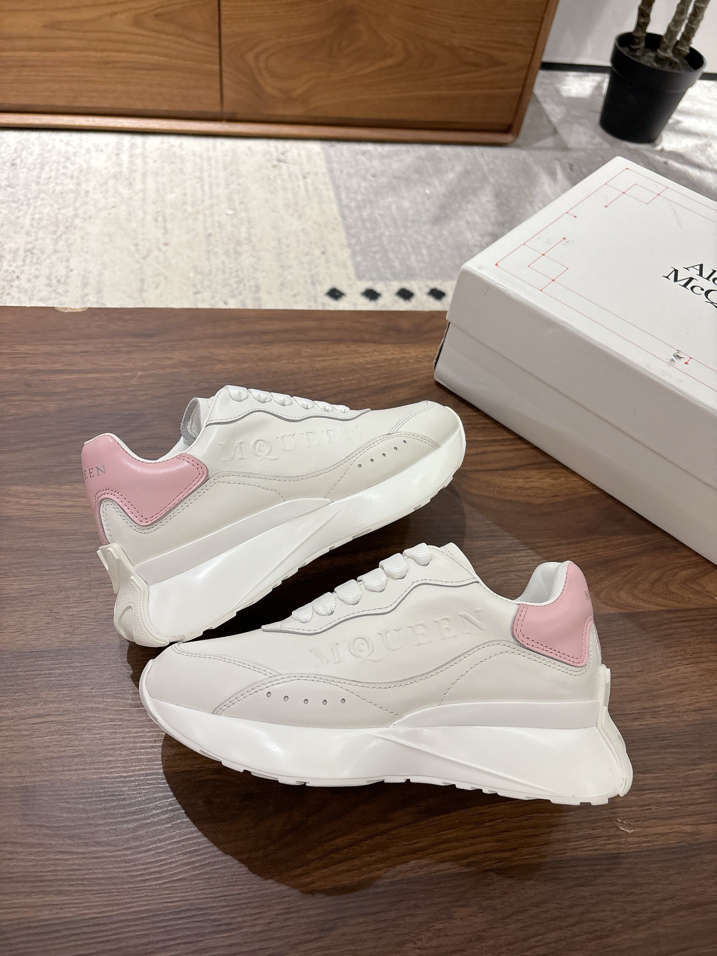 NO:612923,Soft bottom letter style, leather cover, men's size, high quality!  The top purchasing version. The fabric and leather are correct and the best quality first-class cowhide is mine (not imitated ordinary trimmed leather in the market). The outsole (the outsole is the final correct version). After a long time of waiting for the correct outsole, all the ones on the market in the early stage are incorrect. The inner lining is water-dyed sheep lining and calfskin foot pads [no delamination and no fading] ss Alexande* McQUEE*  Sizes for women are 34-41 (34.40.41), non-refundable, men’s sizes are 38-45 (customized at 38.45), casual shoes/sports shoes, sneakers, cowhide19860909软底字母款 皮面 男码 高货！顶级代购版本 面料皮料认准我家正确最优等头层牛皮（非市场仿普通修面皮） 大底（大底是最终正确版）,等待正确大底经过漫长时间,前期市面出的一律都是不正确的. 内里水染羊里、小牛皮垫脚【不脱层不褪色】 ss Alexande* McQUEE* 码数女款34-41（34.40.41）订做不退换 男款38-45（38.45定做）,休闲鞋/运动鞋,sneakers,cowhide,Women's Shoes