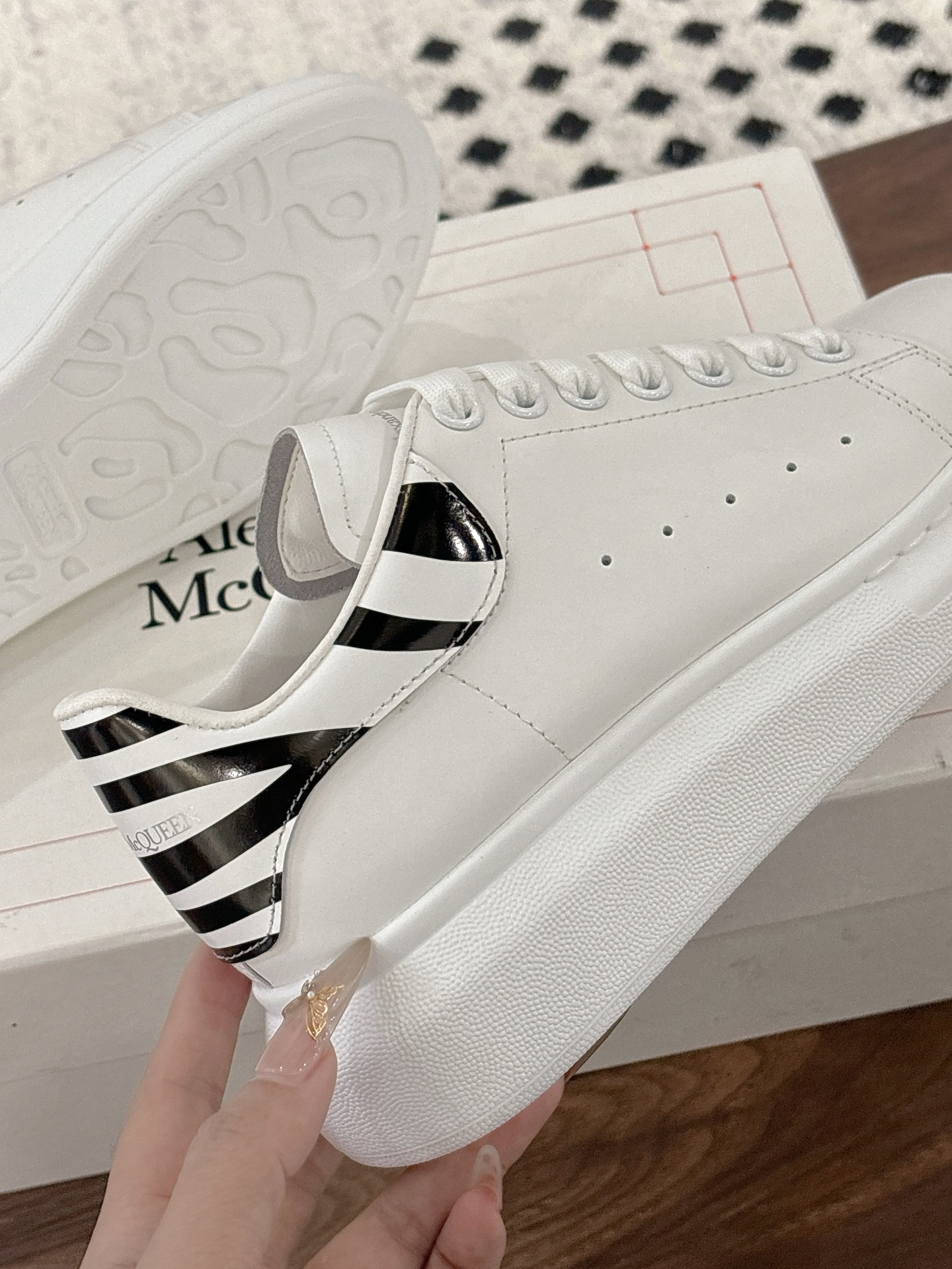 NO:612928,Zebra pattern tail New model Sheepskin lining (female and male) code number 34-40 Cowhide lining (female and male 320) code number 38-44 McQueen's high-quality top version Alexander mcqueen / classic celebrity popular all-match white shoes have been upgraded, a new generation of new last type After a year of hard polishing, the overall last shape and head shape are reproduced and are 100% consistent with the genuine product (you can go to the counter to compare with the original version for verification)  The first 30-year-old senior master made it based on the original flavor and based on the Asian foot type 11. During the foot comfort adjustment period, more than a dozen ladies with different foot types tried it on and repeatedly polished it until it was comfortable for all foot types before finally finalizing the last mold. Basically all the colors are made, and the commonly sold colors are in stock, and others are constantly updated... The fabric is customized with original silk top-layer cowhide fabric/roller coating process. The lining is made of cowhide lining and mixed sheepskin lining processed from imported leather embryos.  The foot pads are molded in the same way as the original version and are made of imported highly elastic PU foam rebound + cowhide integrated injection molding. The outsole is not brushed and bonded. The original mold is exclusively molded and has a yellowing resistance process (please note that the length and girth of the new version of the outsole are different from the old version. Everyone needs to distinguish them carefully, including the head shape), casual shoes/sports shoes, alexander mcqueen, sneakers, cowhide, sheepskin19860909斑马纹尾 新款 羊皮里（女 男）码数34-40  牛皮里（女 男320）码数38-44 麦昆高品质顶级版Alexander mcqueen / 经典明星爆款百搭小白鞋 已升级,全新一代新楦型楦型经过一年刻苦打磨,复刻出与正品百分百一致的整体楦型以及头型（可到专柜对比原版验证） 首家30年高级师傅按原版原味基础以亚洲脚型11制做,上脚舒适度调试期间经过十几个不同脚型小姐姐试穿,反复研磨,直至达到所有脚型都穿的舒适才最终敲定楦头模具 全系颜色基本都有做,常卖配色均有现货,其他不断更新…… 面料定制原版丝绸顶级头层牛皮面料/滚涂工艺 内里进口皮胚加工制作的牛皮内里、混种羊皮内里 垫脚同原版一样开模的进口高弹性的PU发泡回力+牛皮一体注塑而成,非刷胶粘合 大底原版独家开模,耐发黄工艺（请注意新版新标的大底,长度、围度,跟旧版本的都是不一样的,大家要区分好,包括头型也都是不一样的哦）,休闲鞋/运动鞋,alexander mcqueen,sneakers,cowhide,sheepskin,Women's Shoes