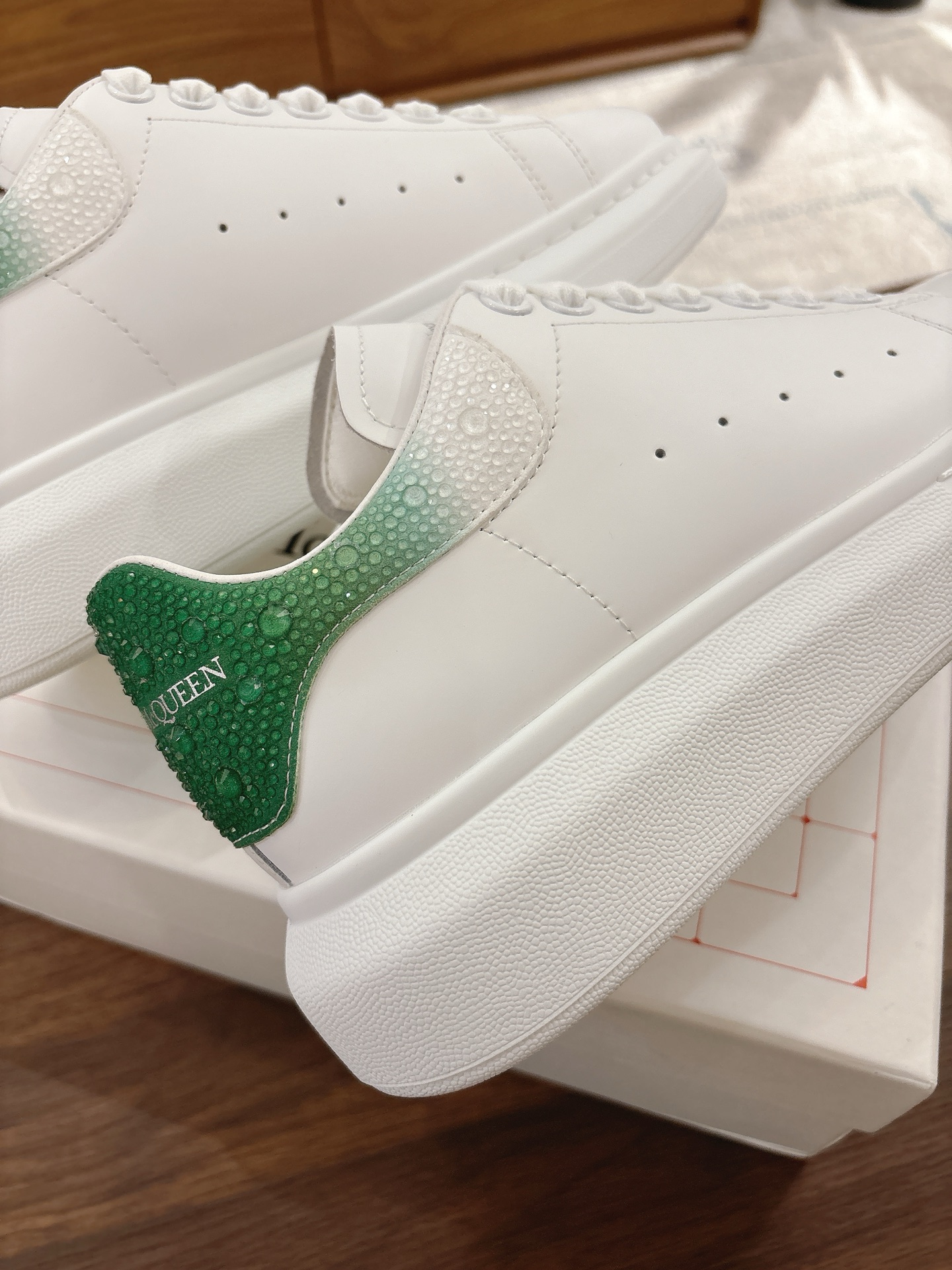 NO:612933,New diamond tail, sheepskin lining (for women and men), code size 34-40 New diamond tail, cowhide lining (women, men 330), code size 38-44 McQueen high-quality top version of Alexander mcqueen / classic celebrity hot style versatile white shoes  It has been upgraded to a new generation of lasts that have been polished hard for a year to reproduce the overall last shape and head shape that are 100% consistent with the original ones (you can go to the counter to compare with the original version for verification). The first 30-year-old senior master made it according to the original flavor based on the Asian foot shape 11. During the foot comfort adjustment period, more than a dozen ladies with different foot types tried on the lasts and polished them repeatedly until they were comfortable for all foot types before finally finalizing the last mold.  All series of colors are basically available, and the commonly sold colors are in stock, and others are constantly updated... The fabric is customized with original silk top-layer cowhide fabric/roller coating process. The lining is made of cowhide lining processed from imported leather embryos, and the lining of mixed sheepskin. The feet are molded in the same way as the original version. The imported high-elastic PU foam rebound + cowhide are injection molded in one piece, and are not glued together.  Exclusive original molding of the outsole, anti-yellowing process (please note that the length and latitude of the new version of the outsole are different from the old version, everyone needs to distinguish them, including the head shape), casual shoes/sports shoes, alexander mcqueen, sneakers, cowhide, sheepskin19860909新款 钻尾 羊皮里（女 男）码数34-40  新款 钻尾 牛皮里（女 男330）码数38-44 麦昆高品质顶级版Alexander mcqueen / 经典明星爆款百搭小白鞋 已升级,全新一代新楦型楦型经过一年刻苦打磨,复刻出与正品百分百一致的整体楦型以及头型（可到专柜对比原版验证） 首家30年高级师傅按原版原味基础以亚洲脚型11制做,上脚舒适度调试期间经过十几个不同脚型小姐姐试穿,反复研磨,直至达到所有脚型都穿的舒适才最终敲定楦头模具 全系颜色基本都有做,常卖配色均有现货,其他不断更新…… 面料定制原版丝绸顶级头层牛皮面料/滚涂工艺 内里进口皮胚加工制作的牛皮内里、混种羊皮内里 垫脚同原版一样开模的进口高弹性的PU发泡回力+牛皮一体注塑而成,非刷胶粘合 大底原版独家开模,耐发黄工艺（请注意新版新标的大底,长度、纬度,跟旧版本的都是不一样的,大家要区分好,包括头型也都是不一样的哦）,休闲鞋/运动鞋,alexander mcqueen,sneakers,cowhide,sheepskin,Women's Shoes