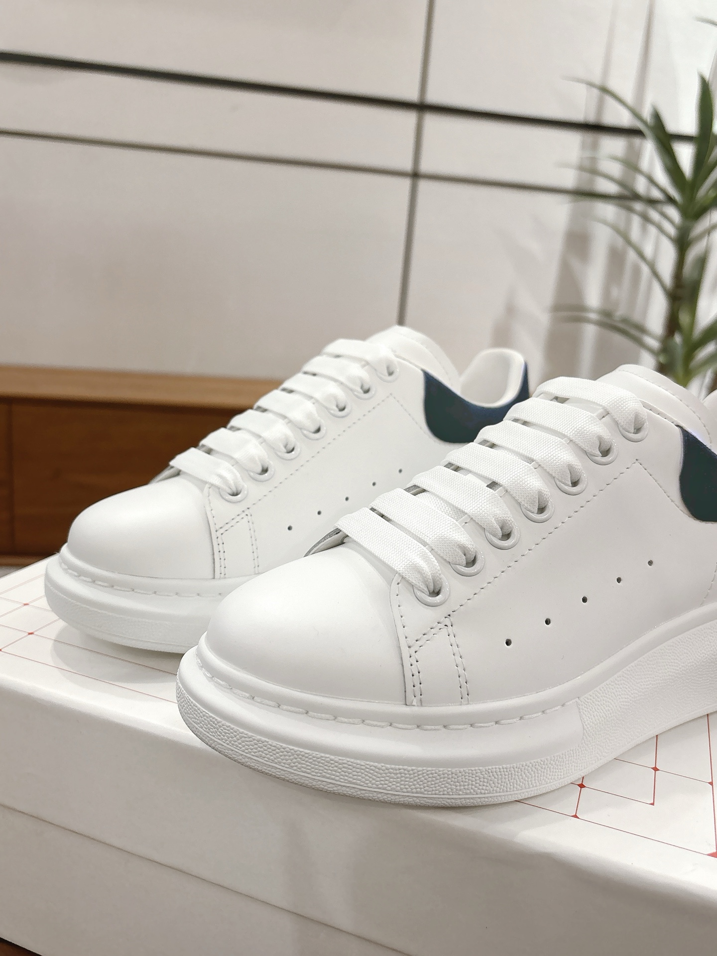 Alexander McQueen 麦昆 高品质 版 Alexander mcqueen / 明星 百搭小白鞋