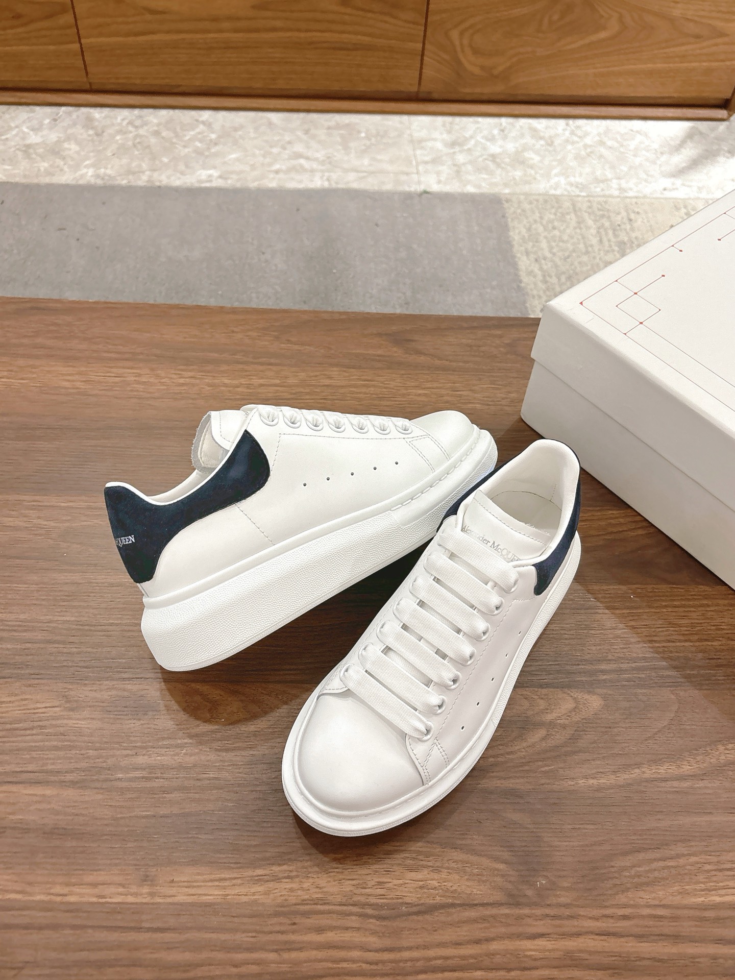 Alexander McQueen 麦昆 高品质 版 Alexander mcqueen / 明星 百搭小白鞋