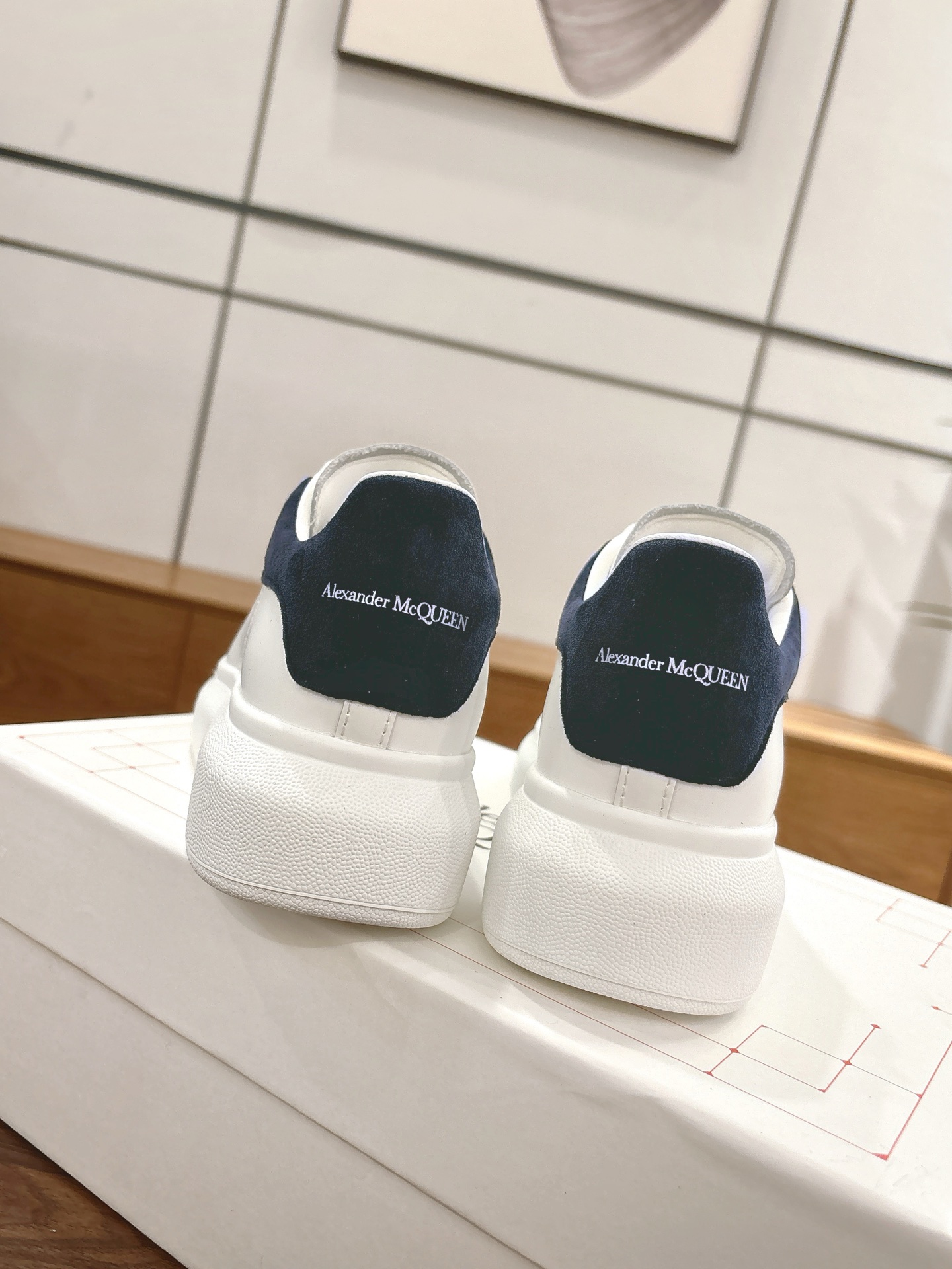 NO:612937,Blue Sheep Kyoo, Sheepskin lining (female and male), code number 34-40, cowhide lining (female and male, 320) code number 38-44, McQueen's high-quality top version of Alexander mcqueen/classic star popular all-match white shoes has been upgraded, a new generation of new last type. After a year of hard polishing, the overall last shape and head shape are reproduced and are 100% consistent with the genuine product (you can go to the counter to compare with the original version for verification)  The first 30-year-old senior master made it based on the original flavor and based on the Asian foot type 11. During the foot comfort adjustment period, more than a dozen ladies with different foot types tried it on and repeatedly polished it until it was comfortable for all foot types before finally finalizing the last mold. Basically all the colors are made, and the commonly sold colors are in stock, and others are constantly updated... The fabric is customized with original silk top-layer cowhide fabric/roller coating process. The lining is made of cowhide lining and mixed sheepskin lining processed from imported leather embryos.  The foot pads are made of imported high-elastic PU foam rebound + cowhide integrated injection molding with the same mold as the original version. The outsole is not brushed and bonded. The original mold is exclusively molded and has a yellowing resistance process (please note that the length and girth of the new version of the outsole are different from the old version. Everyone needs to distinguish them, including the head shape), casual shoes/sports shoes, alexander mcqueen, sneakers, cowhide, sheepskin, sheep19860909湛蓝羊京尾 羊皮里（女 男）码数34-40  牛皮里（女 男320）码数38-44 麦昆高品质顶级版Alexander mcqueen / 经典明星爆款百搭小白鞋 已升级,全新一代新楦型楦型经过一年刻苦打磨,复刻出与正品百分百一致的整体楦型以及头型（可到专柜对比原版验证） 首家30年高级师傅按原版原味基础以亚洲脚型11制做,上脚舒适度调试期间经过十几个不同脚型小姐姐试穿,反复研磨,直至达到所有脚型都穿的舒适才最终敲定楦头模具 全系颜色基本都有做,常卖配色均有现货,其他不断更新…… 面料定制原版丝绸顶级头层牛皮面料/滚涂工艺 内里进口皮胚加工制作的牛皮内里、混种羊皮内里 垫脚同原版一样开模的进口高弹性的PU发泡回力+牛皮一体注塑而成,非刷胶粘合 大底原版独家开模,耐发黄工艺（请注意新版新标的大底,长度、围度,跟旧版本的都是不一样的,大家要区分好,包括头型也都是不一样的哦）,休闲鞋/运动鞋,alexander mcqueen,sneakers,cowhide,sheepskin,sheep,Women's Shoes