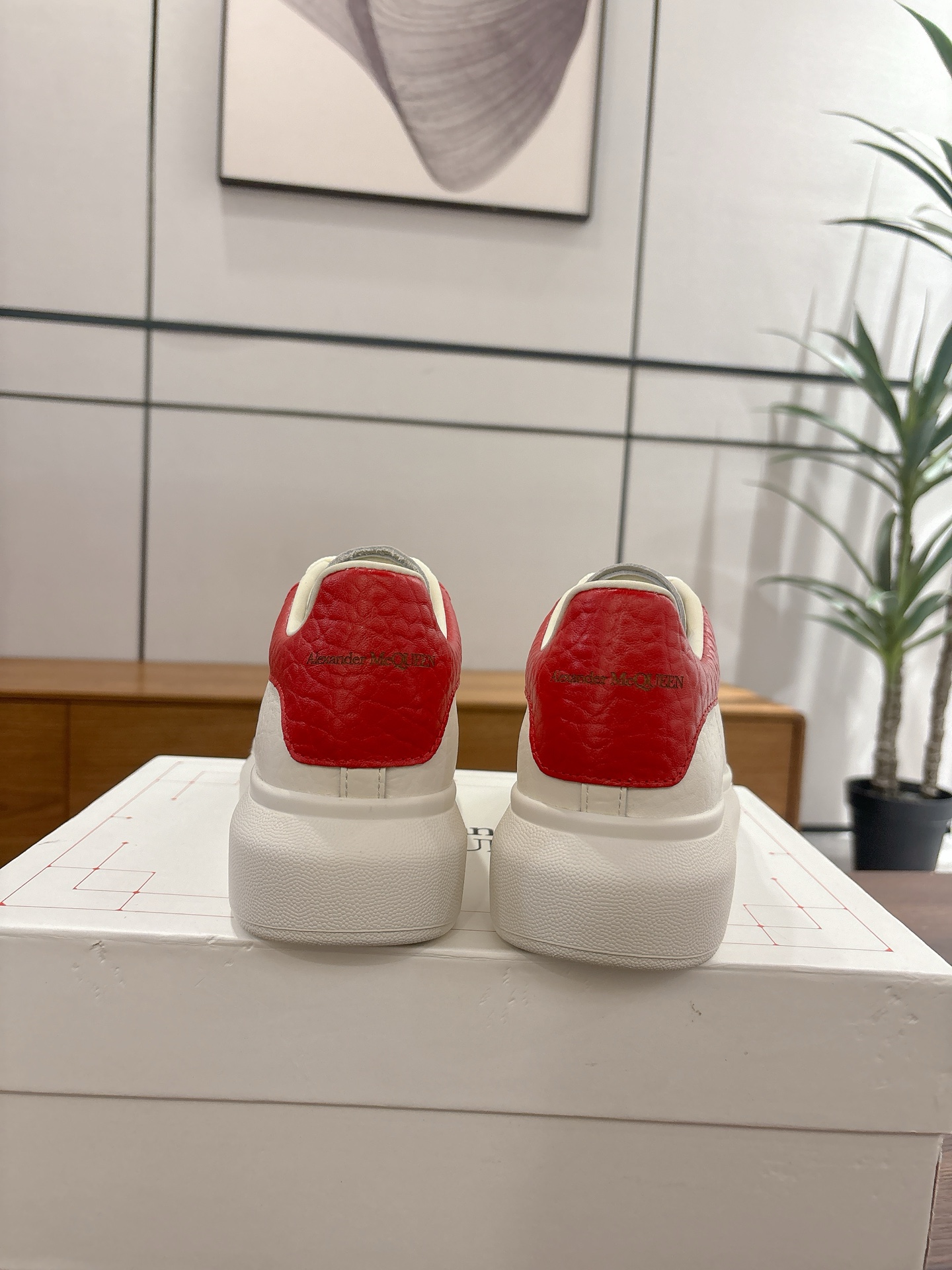 NO:612941,Deerskin pattern new model, sheepskin lining (for women and men), code number 34-40, cowhide lining (women and men 320) code number 38-44, McQueen's high-quality top version of Alexander mcqueen / classic star popular all-match white shoes has been upgraded, a new generation of new lasts. After a year of hard polishing, the overall last shape and head shape are reproduced and are 100% consistent with the original ones (you can go to the counter to compare with the original version for verification)  The first 30-year-old senior master made it based on the original flavor and based on the Asian foot type 11. During the foot comfort adjustment period, more than a dozen ladies with different foot types tried it on and repeatedly polished it until it was comfortable for all foot types before finally finalizing the last mold. Basically all the colors are made, and the commonly sold colors are in stock, and others are constantly updated... The fabric is customized with original silk top-layer cowhide fabric/roller coating process. The lining is made of cowhide lining and mixed sheepskin lining processed from imported leather embryos.  The foot pads are molded in the same way as the original version and are made of imported highly elastic PU foam rebound + cowhide integrated injection molding. The outsole is not brushed and bonded. The original mold is exclusively molded and has a yellowing resistance process (please note that the length and girth of the new version of the outsole are different from the old version. Everyone needs to distinguish them carefully, including the head shape), casual shoes/sports shoes, alexander mcqueen, sneakers, cowhide, sheepskin19860909鹿皮纹 新款 羊皮里（女 男）码数34-40  牛皮里（女 男320）码数38-44 麦昆高品质顶级版Alexander mcqueen / 经典明星爆款百搭小白鞋 已升级,全新一代新楦型楦型经过一年刻苦打磨,复刻出与正品百分百一致的整体楦型以及头型（可到专柜对比原版验证） 首家30年高级师傅按原版原味基础以亚洲脚型11制做,上脚舒适度调试期间经过十几个不同脚型小姐姐试穿,反复研磨,直至达到所有脚型都穿的舒适才最终敲定楦头模具 全系颜色基本都有做,常卖配色均有现货,其他不断更新…… 面料定制原版丝绸顶级头层牛皮面料/滚涂工艺 内里进口皮胚加工制作的牛皮内里、混种羊皮内里 垫脚同原版一样开模的进口高弹性的PU发泡回力+牛皮一体注塑而成,非刷胶粘合 大底原版独家开模,耐发黄工艺（请注意新版新标的大底,长度、围度,跟旧版本的都是不一样的,大家要区分好,包括头型也都是不一样的哦）,休闲鞋/运动鞋,alexander mcqueen,sneakers,cowhide,sheepskin,Women's Shoes