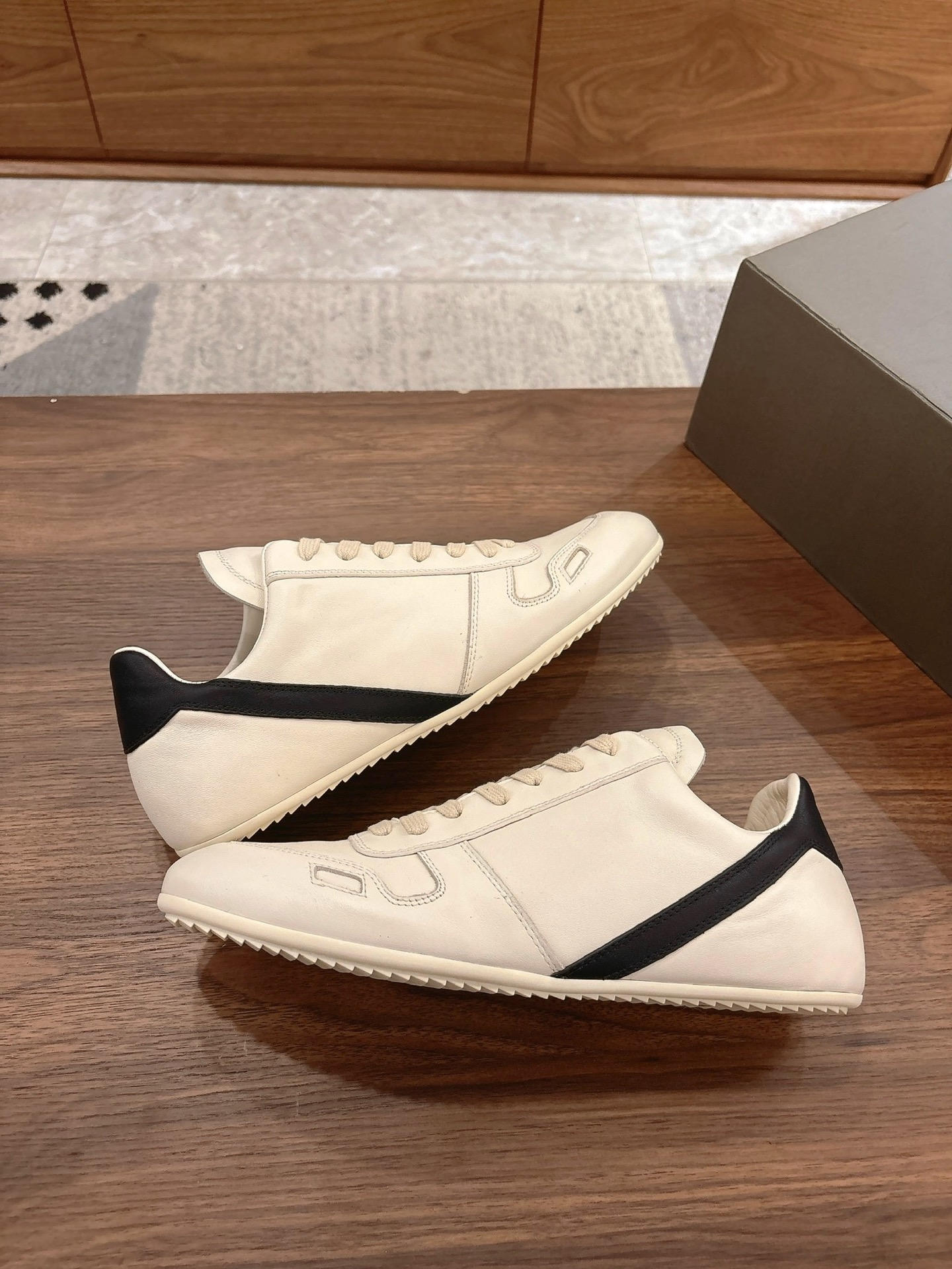 NO:612894,RICK OWENS 26SS New moral training shoes purchase high-level version RICK OWENS Rick Owens full-grain calfskin retro sports shoes casual dark black thin sole fine texture, 1:1 restored engraved oil edge + two-layer foot pads, lasting technology, extremely comfortable cowhide foot pads 2.5CM invisible lining, same style for men and women. Fabric original full-grain cowhide lining original cowhide lining  Sizes 35~43 for women (40-43 customized, non-refundable and non-exchangeable) Men's sizes 39-45 for men (45-46 customized, non-refundable and non-exchangeable) (Orders can be made in lower versions), casual shoes/sports shoes, sneakers, cowhide19860909RICK OWENS 26SS 新品德训鞋代购级别高版本RICK OWENS 瑞克 欧文斯全粒面小牛皮复古运动鞋休闲 暗黑系薄底 质感细腻,1:1还原刻复油边+两层垫脚、套楦工艺,极度舒适 牛皮垫脚2.5CM 隐形内**,男女同款. 面料原版全粒面牛皮 内里原版牛皮内里 尺码35~43女码（40-43定制不退不换） 男码39-45男装（45-46定制不退不换）（订单可做低版本）,休闲鞋/运动鞋,sneakers,cowhide,Women's Shoes