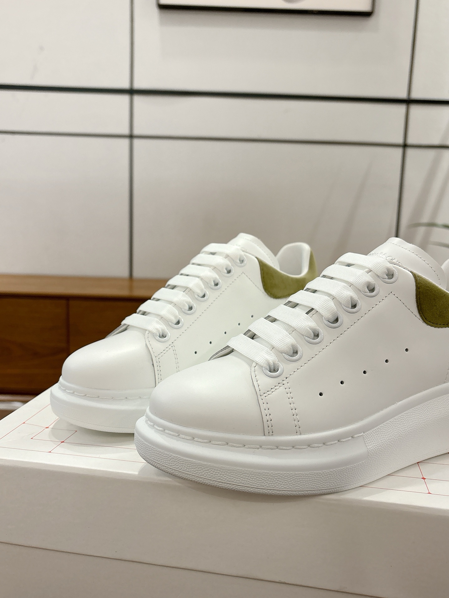 Alexander McQueen 麦昆 高品质 版 Alexander mcqueen / 明星 百搭小白鞋