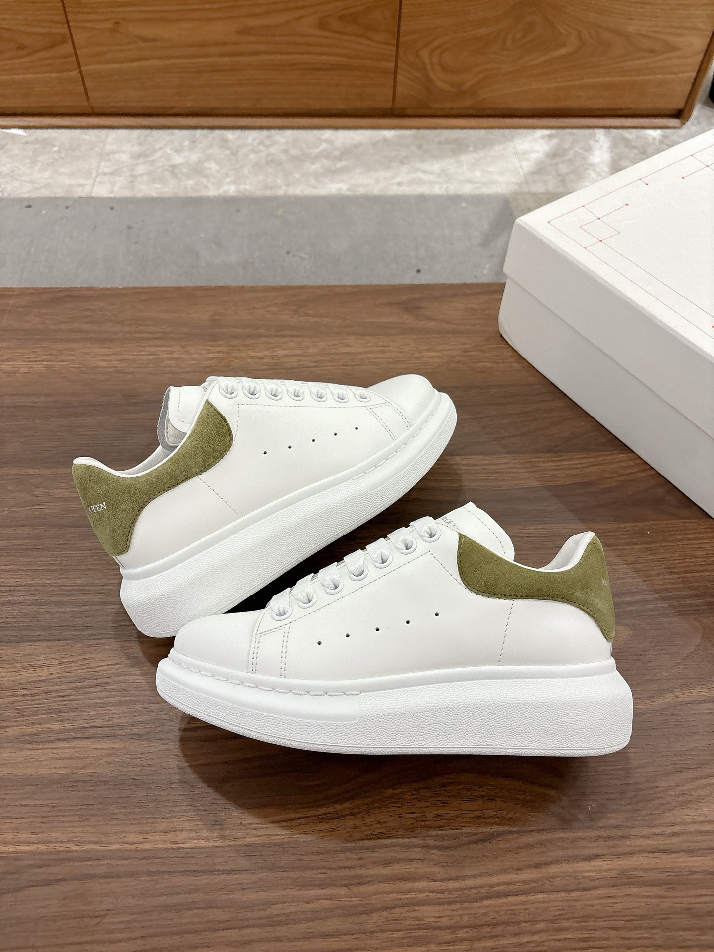 Alexander McQueen 麦昆 高品质 版 Alexander mcqueen / 明星 百搭小白鞋