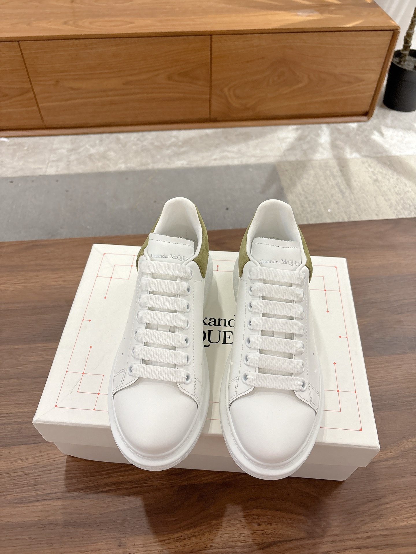 Alexander McQueen 麦昆 高品质 版 Alexander mcqueen / 明星 百搭小白鞋