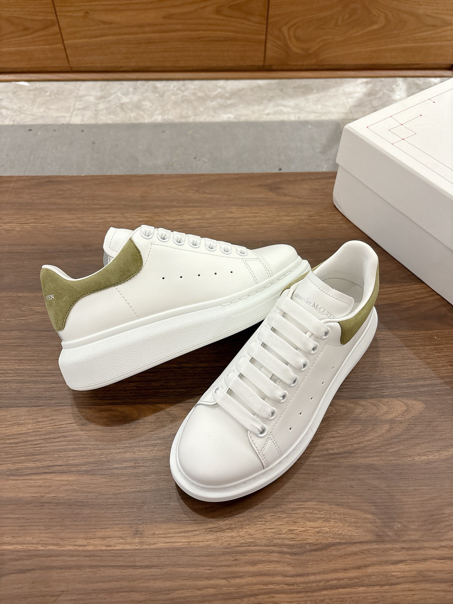 Alexander McQueen 麦昆 高品质 版 Alexander mcqueen / 明星 百搭小白鞋