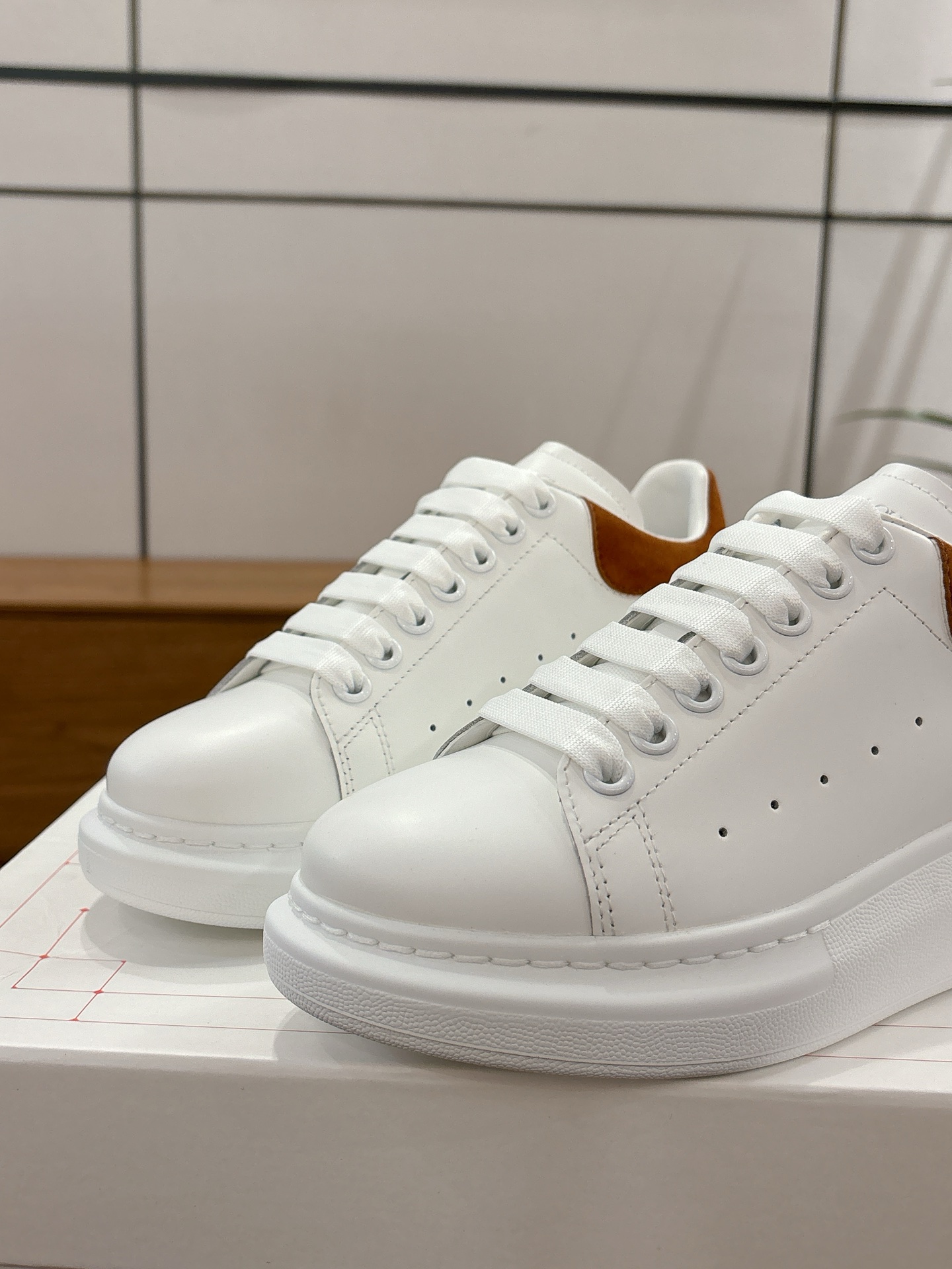 Alexander McQueen 麦昆 高品质 版 Alexander mcqueen / 明星 百搭小白鞋