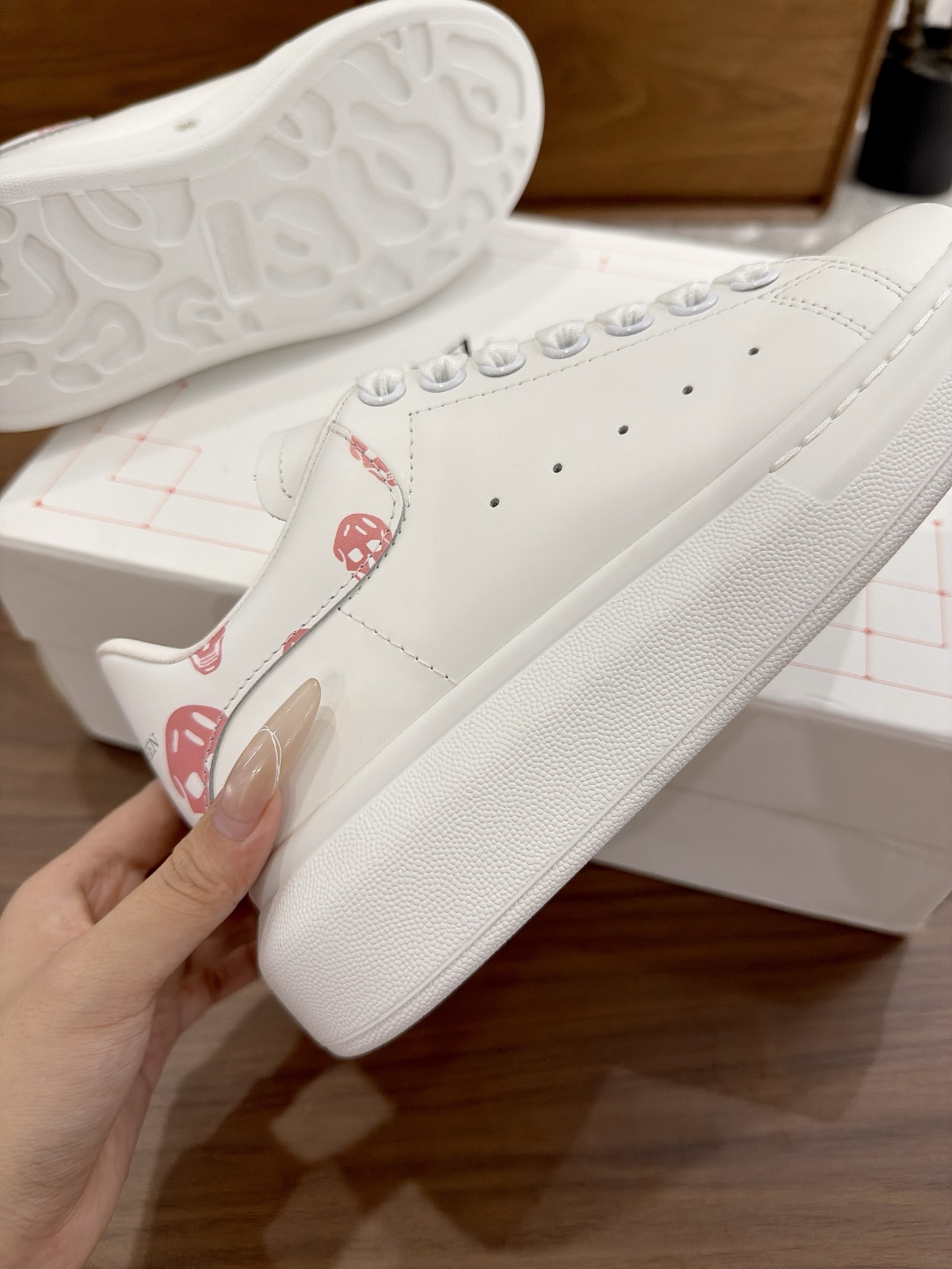 NO:925665,Skull printed model, sheepskin lining (for women and men), size 34-40, cowhide lining (330 for women, men), size 38-44, McQueen's high-quality top version of Alexander mcqueen/classic star popular all-match white shoes has been upgraded, a new generation of new lasts. After a year of hard polishing, the overall last shape and head shape are reproduced and are 100% consistent with the original ones (you can go to the counter to compare with the original version for verification)  The first 30-year-old senior master made it based on the original flavor and based on the Asian foot type 11. During the foot comfort adjustment period, more than a dozen ladies with different foot types tried it on and repeatedly polished it until it was comfortable for all foot types before finally finalizing the last mold. Basically all the colors are made, and the commonly sold colors are in stock, and others are constantly updated... The fabric is customized with original silk top-layer cowhide fabric/roller coating process. The lining is made of cowhide lining and mixed sheepskin lining processed from imported leather embryos.  The foot pads are molded in the same way as the original version and are made of imported highly elastic PU foam rebound + cowhide integrated injection molding. The outsole is not brushed and bonded. The original mold is exclusively molded and has a yellowing resistance process (please note that the length and girth of the new version of the outsole are different from the old version. Everyone needs to distinguish them carefully, including the head shape), casual shoes/sports shoes, alexander mcqueen, sneakers, cowhide, sheepskin19860909骷髅印花款 羊皮里（女 男）码数34-40  牛皮里（女 男330）码数38-44 麦昆高品质顶级版Alexander mcqueen / 经典明星爆款百搭小白鞋 已升级,全新一代新楦型楦型经过一年刻苦打磨,复刻出与正品百分百一致的整体楦型以及头型（可到专柜对比原版验证） 首家30年高级师傅按原版原味基础以亚洲脚型11制做,上脚舒适度调试期间经过十几个不同脚型小姐姐试穿,反复研磨,直至达到所有脚型都穿的舒适才最终敲定楦头模具 全系颜色基本都有做,常卖配色均有现货,其他不断更新…… 面料定制原版丝绸顶级头层牛皮面料/滚涂工艺 内里进口皮胚加工制作的牛皮内里、混种羊皮内里 垫脚同原版一样开模的进口高弹性的PU发泡回力+牛皮一体注塑而成,非刷胶粘合 大底原版独家开模,耐发黄工艺（请注意新版新标的大底,长度、围度,跟旧版本的都是不一样的,大家要区分好,包括头型也都是不一样的哦）,休闲鞋/运动鞋,alexander mcqueen,sneakers,cowhide,sheepskin,Women's Shoes