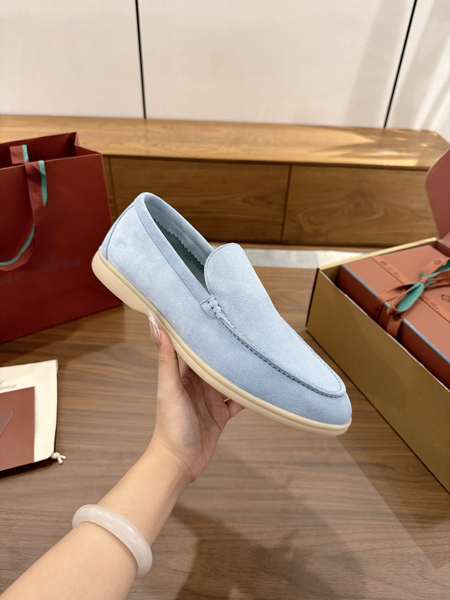 NO:925649,0 New arrivals Loro Pian* low-top loafers, top purchasing version customized to ZP, top version on the market Nuoyou Pianya's popular lightweight shoes on the Internet, Wannian classic series, super popular LP loafers  ~The upper is made of precious suede fabric, which is soft and delicate to the touch, and the lining is made of soft sheepskin, bringing an unprecedented comfortable experience to the wearer. The upper is sewn with handmade mark thread and traditional craftsmanship, making the upper more solid and durable, and also provides the shoe with  The shoes add a unique handmade charm. The natural rubber outsole provides excellent grip for this Loaf women's shoe. The round toe design is simple and elegant, easily showing your fashion charm. All design details show LP's ultimate pursuit of quality.  Not picky about foot shape, low-key luxury. Multi-color √Splash-resistant suede upper √Sheep leather lining insole √Sole ZP consistent original natural rubber outsole Size 35-39 (40 sizes are customized and non-returnable) Comes with LP full package, loafers, loro piana, loro piana, loafers, sheepskin, chamois leather198609090 上新 Loro Pian*低帮鞋乐福鞋单鞋  顶级代购版对ZP定制,市面顶级版本 诺悠翩雅火爆全网轻便单鞋,万年经典系列,超级火爆LP乐福鞋 ～鞋面采用珍贵的翻毛皮麂皮面料,触感柔软细腻,内里则选用柔软的绵羊皮,为穿着者带来前所未有的舒适体验.手工马克线缝制鞋面,传统的工艺手法,使得鞋面更加牢固耐用,同时也为鞋子增添了一份独特的手工韵味.天然橡胶大底,为这款乐福女鞋提供了出色的抓地力.圆形鞋头设计,简洁大方,轻松展现出你的时尚魅力.所有设计细节上,都展现出了LP对品质的极致追求. 不挑剔脚型,低调奢华.  颜色多色  √鞋面防泼溅麂皮  √内里鞋垫绵羊皮  √鞋底zp一致原版天然橡胶大底  Size 35-39码（40码定做不退换）  配LP全套包装,乐福鞋,loro piana,loro piana,loafers,sheepskin,chamois leather,Women's Shoes