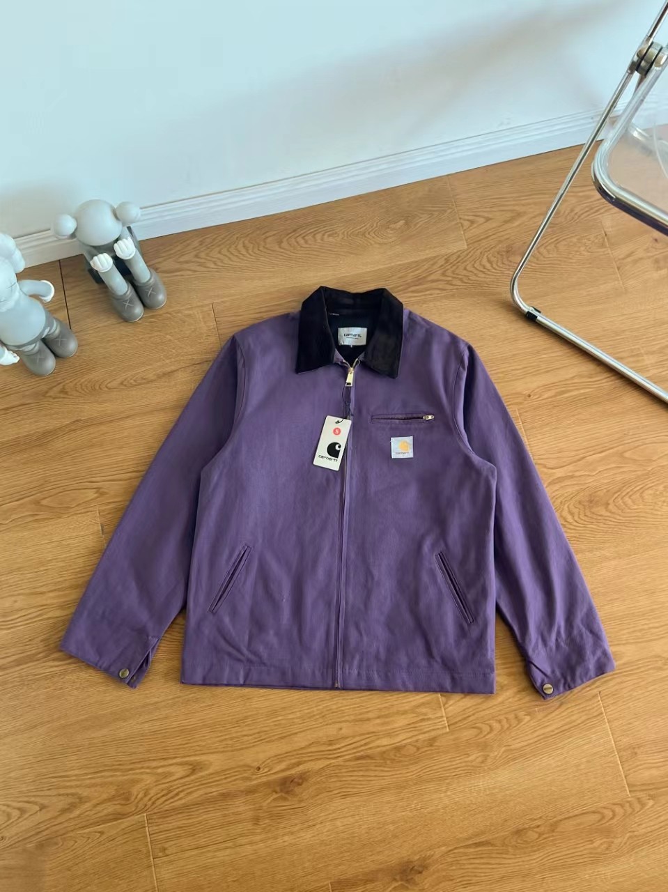 💰155 
【正确版本，注意区分细节】

-Carhartt wip detroit jacket卡哈特底特律美式工装夹克外套-

-Vintage卡哈特夹克向来是硬汉的标配，但它也不一定就是男士的专属。近来很多女孩问我能不能穿卡哈特，我只能说穿上它或许会解锁你新的StyleVintage卡哈特主线版型宽大，女生上身一般会是Oversize的效果，仿佛在穿男友的衣服。粗旷的帆布材质和女孩独特的气质造成天然的反差，气场瞬间拉满。

-如果是合身的短款底特律夹克下摆则刚好卡住腰线，让腿部比例在全身效果中放大。不失为一个凸显长腿的搭配利器，柔美中带有一丝刚硬。

-总之经典就是经典，卡哈特1889年创立以来，制作出了太多经典的版型。放到现在来穿也是毫不过时，同时还成为了很多时装品牌的灵感来源。如果你对千篇一律的快消产品感到失望，如果你对堆积成山还没穿几次就已经out ofstyle的时尚单品摇头。不妨来试一试这些经过时间沉淀但还没有被淘汰的经典vintage单品，也许它会让你找到新的搭配灵感～

-颜色：黑色  卡其  灰白色    紫色 米黄色

-尺码：S M L XL

                 S      M       L         XL
后中长    66    68     70        72
胸围        116   120   124      128
肩宽         46   47.2  48.8     49.6
袖长         59   60      61        62