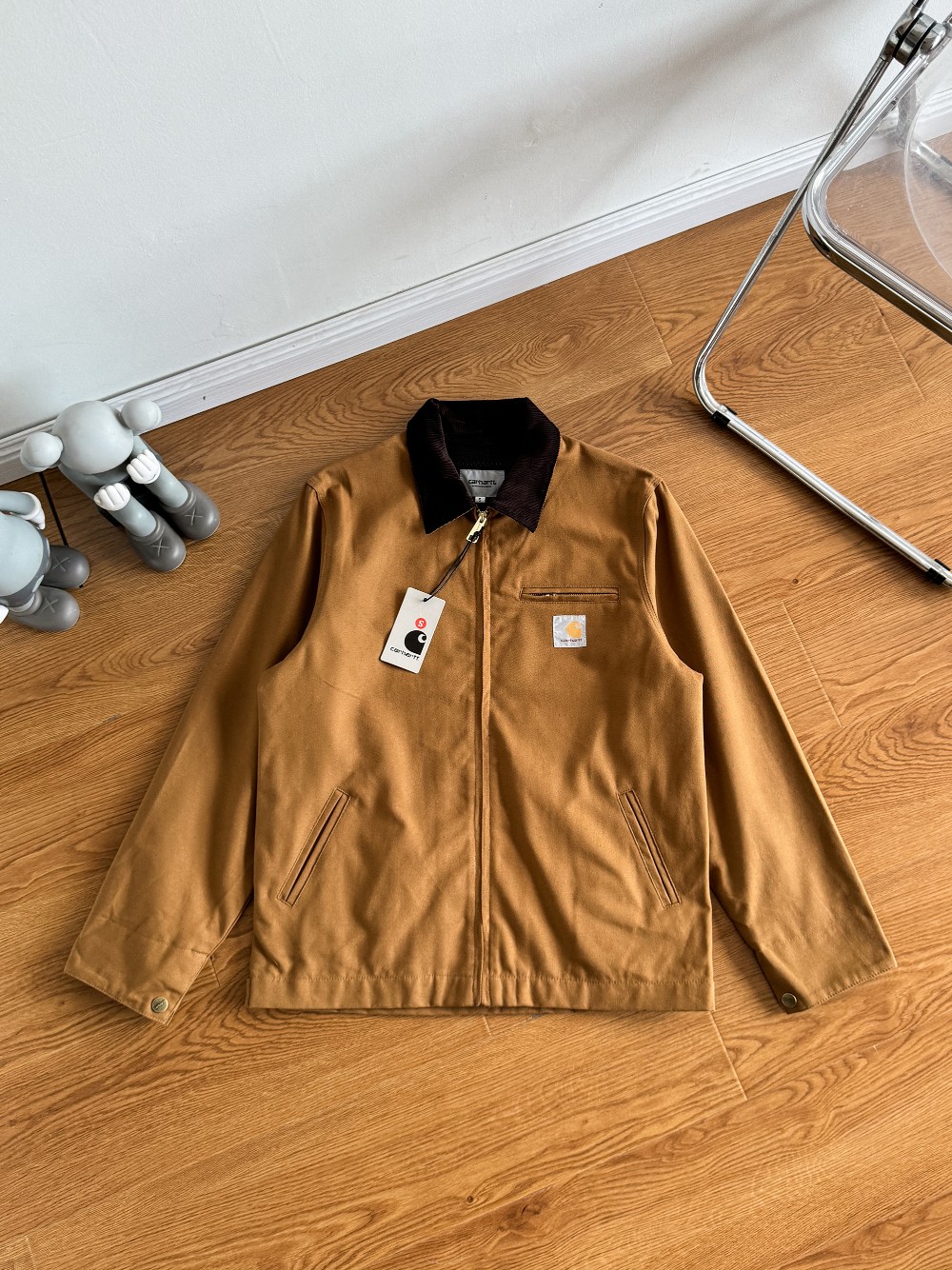 💰155 
【正确版本，注意区分细节】

-Carhartt wip detroit jacket卡哈特底特律美式工装夹克外套-

-Vintage卡哈特夹克向来是硬汉的标配，但它也不一定就是男士的专属。近来很多女孩问我能不能穿卡哈特，我只能说穿上它或许会解锁你新的StyleVintage卡哈特主线版型宽大，女生上身一般会是Oversize的效果，仿佛在穿男友的衣服。粗旷的帆布材质和女孩独特的气质造成天然的反差，气场瞬间拉满。

-如果是合身的短款底特律夹克下摆则刚好卡住腰线，让腿部比例在全身效果中放大。不失为一个凸显长腿的搭配利器，柔美中带有一丝刚硬。

-总之经典就是经典，卡哈特1889年创立以来，制作出了太多经典的版型。放到现在来穿也是毫不过时，同时还成为了很多时装品牌的灵感来源。如果你对千篇一律的快消产品感到失望，如果你对堆积成山还没穿几次就已经out ofstyle的时尚单品摇头。不妨来试一试这些经过时间沉淀但还没有被淘汰的经典vintage单品，也许它会让你找到新的搭配灵感～

-颜色：黑色  卡其  灰白色    紫色 米黄色

-尺码：S M L XL

                 S      M       L         XL
后中长    66    68     70        72
胸围        116   120   124      128
肩宽         46   47.2  48.8     49.6
袖长         59   60      61        62