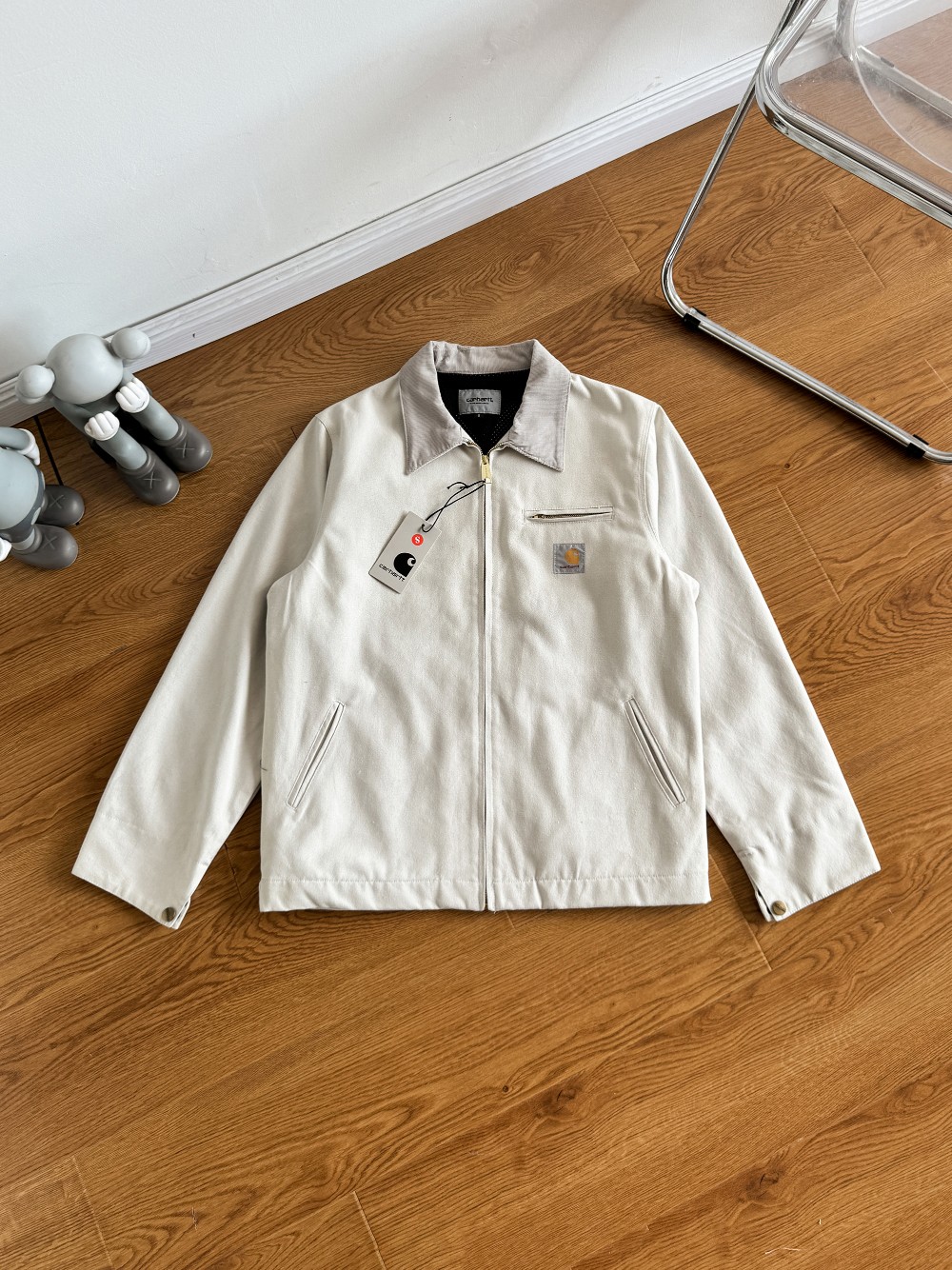 💰155 
【正确版本，注意区分细节】

-Carhartt wip detroit jacket卡哈特底特律美式工装夹克外套-

-Vintage卡哈特夹克向来是硬汉的标配，但它也不一定就是男士的专属。近来很多女孩问我能不能穿卡哈特，我只能说穿上它或许会解锁你新的StyleVintage卡哈特主线版型宽大，女生上身一般会是Oversize的效果，仿佛在穿男友的衣服。粗旷的帆布材质和女孩独特的气质造成天然的反差，气场瞬间拉满。

-如果是合身的短款底特律夹克下摆则刚好卡住腰线，让腿部比例在全身效果中放大。不失为一个凸显长腿的搭配利器，柔美中带有一丝刚硬。

-总之经典就是经典，卡哈特1889年创立以来，制作出了太多经典的版型。放到现在来穿也是毫不过时，同时还成为了很多时装品牌的灵感来源。如果你对千篇一律的快消产品感到失望，如果你对堆积成山还没穿几次就已经out ofstyle的时尚单品摇头。不妨来试一试这些经过时间沉淀但还没有被淘汰的经典vintage单品，也许它会让你找到新的搭配灵感～

-颜色：黑色  卡其  灰白色    紫色 米黄色

-尺码：S M L XL

                 S      M       L         XL
后中长    66    68     70        72
胸围        116   120   124      128
肩宽         46   47.2  48.8     49.6
袖长         59   60      61        62