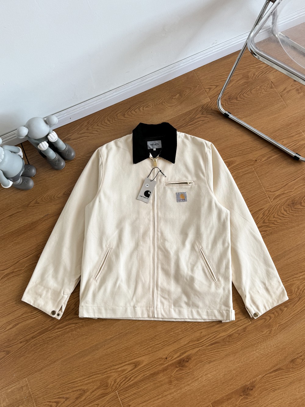 💰155 
【正确版本，注意区分细节】

-Carhartt wip detroit jacket卡哈特底特律美式工装夹克外套-

-Vintage卡哈特夹克向来是硬汉的标配，但它也不一定就是男士的专属。近来很多女孩问我能不能穿卡哈特，我只能说穿上它或许会解锁你新的StyleVintage卡哈特主线版型宽大，女生上身一般会是Oversize的效果，仿佛在穿男友的衣服。粗旷的帆布材质和女孩独特的气质造成天然的反差，气场瞬间拉满。

-如果是合身的短款底特律夹克下摆则刚好卡住腰线，让腿部比例在全身效果中放大。不失为一个凸显长腿的搭配利器，柔美中带有一丝刚硬。

-总之经典就是经典，卡哈特1889年创立以来，制作出了太多经典的版型。放到现在来穿也是毫不过时，同时还成为了很多时装品牌的灵感来源。如果你对千篇一律的快消产品感到失望，如果你对堆积成山还没穿几次就已经out ofstyle的时尚单品摇头。不妨来试一试这些经过时间沉淀但还没有被淘汰的经典vintage单品，也许它会让你找到新的搭配灵感～

-颜色：黑色  卡其  灰白色    紫色 米黄色

-尺码：S M L XL

                 S      M       L         XL
后中长    66    68     70        72
胸围        116   120   124      128
肩宽         46   47.2  48.8     49.6
袖长         59   60      61        62