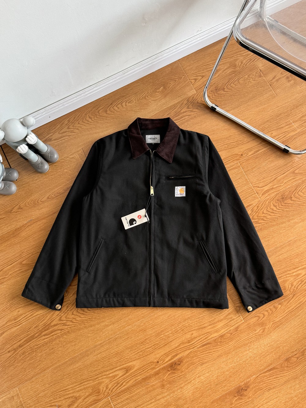 💰155 
【正确版本，注意区分细节】

-Carhartt wip detroit jacket卡哈特底特律美式工装夹克外套-

-Vintage卡哈特夹克向来是硬汉的标配，但它也不一定就是男士的专属。近来很多女孩问我能不能穿卡哈特，我只能说穿上它或许会解锁你新的StyleVintage卡哈特主线版型宽大，女生上身一般会是Oversize的效果，仿佛在穿男友的衣服。粗旷的帆布材质和女孩独特的气质造成天然的反差，气场瞬间拉满。

-如果是合身的短款底特律夹克下摆则刚好卡住腰线，让腿部比例在全身效果中放大。不失为一个凸显长腿的搭配利器，柔美中带有一丝刚硬。

-总之经典就是经典，卡哈特1889年创立以来，制作出了太多经典的版型。放到现在来穿也是毫不过时，同时还成为了很多时装品牌的灵感来源。如果你对千篇一律的快消产品感到失望，如果你对堆积成山还没穿几次就已经out ofstyle的时尚单品摇头。不妨来试一试这些经过时间沉淀但还没有被淘汰的经典vintage单品，也许它会让你找到新的搭配灵感～

-颜色：黑色  卡其  灰白色    紫色 米黄色

-尺码：S M L XL

                 S      M       L         XL
后中长    66    68     70        72
胸围        116   120   124      128
肩宽         46   47.2  48.8     49.6
袖长         59   60      61        62
