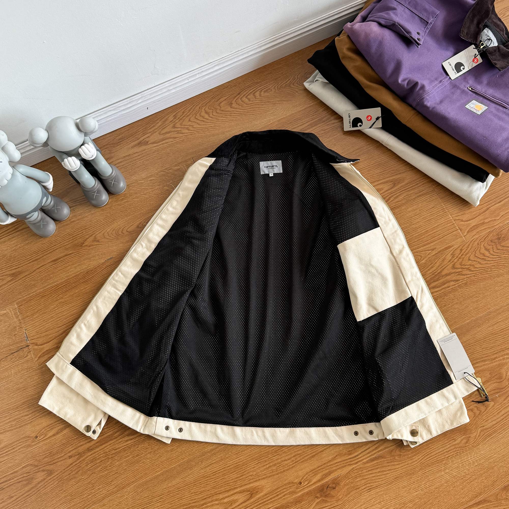 💰155 
【正确版本，注意区分细节】

-Carhartt wip detroit jacket卡哈特底特律美式工装夹克外套-

-Vintage卡哈特夹克向来是硬汉的标配，但它也不一定就是男士的专属。近来很多女孩问我能不能穿卡哈特，我只能说穿上它或许会解锁你新的StyleVintage卡哈特主线版型宽大，女生上身一般会是Oversize的效果，仿佛在穿男友的衣服。粗旷的帆布材质和女孩独特的气质造成天然的反差，气场瞬间拉满。

-如果是合身的短款底特律夹克下摆则刚好卡住腰线，让腿部比例在全身效果中放大。不失为一个凸显长腿的搭配利器，柔美中带有一丝刚硬。

-总之经典就是经典，卡哈特1889年创立以来，制作出了太多经典的版型。放到现在来穿也是毫不过时，同时还成为了很多时装品牌的灵感来源。如果你对千篇一律的快消产品感到失望，如果你对堆积成山还没穿几次就已经out ofstyle的时尚单品摇头。不妨来试一试这些经过时间沉淀但还没有被淘汰的经典vintage单品，也许它会让你找到新的搭配灵感～

-颜色：黑色  卡其  灰白色    紫色 米黄色

-尺码：S M L XL

                 S      M       L         XL
后中长    66    68     70        72
胸围        116   120   124      128
肩宽         46   47.2  48.8     49.6
袖长         59   60      61        62