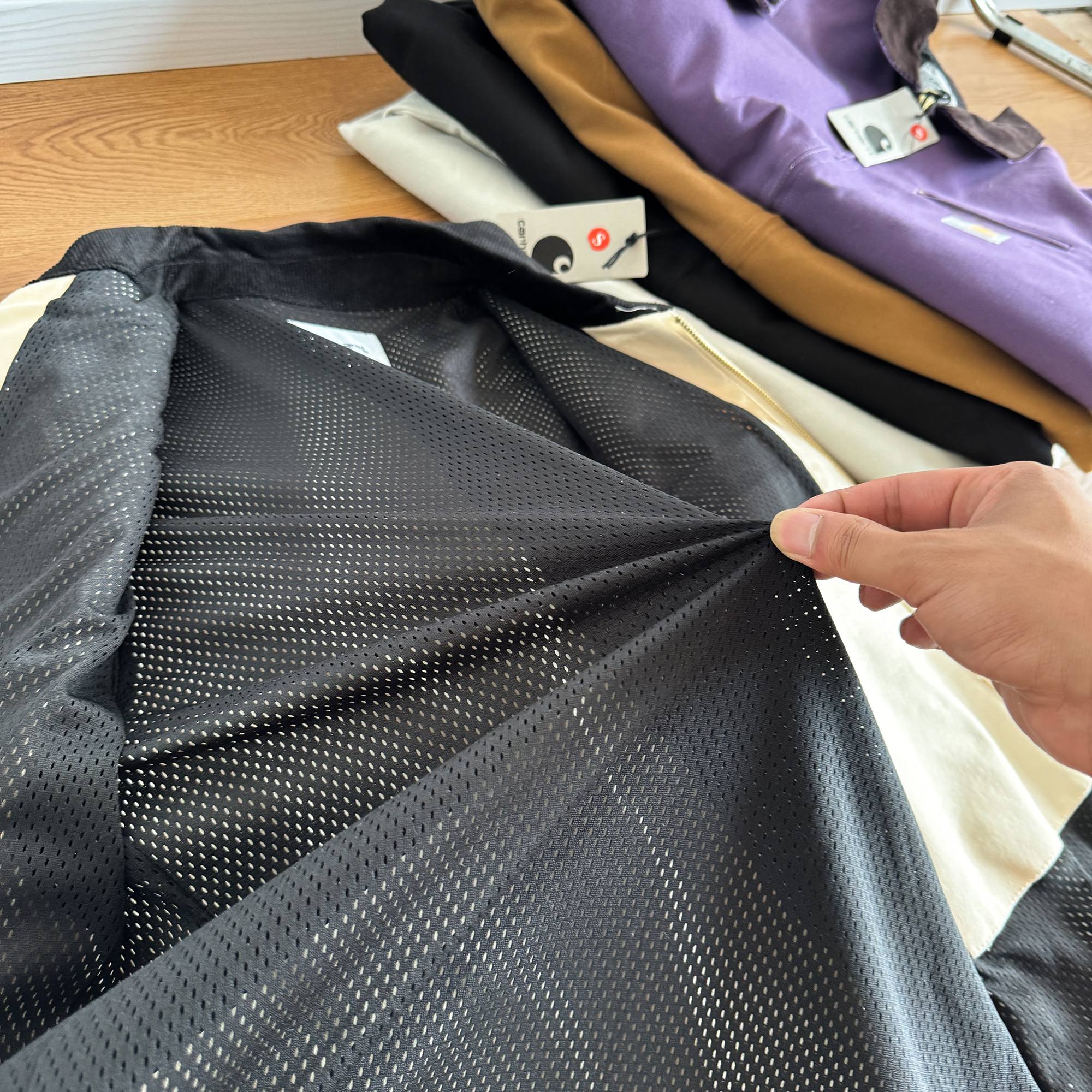 💰155 
【正确版本，注意区分细节】

-Carhartt wip detroit jacket卡哈特底特律美式工装夹克外套-

-Vintage卡哈特夹克向来是硬汉的标配，但它也不一定就是男士的专属。近来很多女孩问我能不能穿卡哈特，我只能说穿上它或许会解锁你新的StyleVintage卡哈特主线版型宽大，女生上身一般会是Oversize的效果，仿佛在穿男友的衣服。粗旷的帆布材质和女孩独特的气质造成天然的反差，气场瞬间拉满。

-如果是合身的短款底特律夹克下摆则刚好卡住腰线，让腿部比例在全身效果中放大。不失为一个凸显长腿的搭配利器，柔美中带有一丝刚硬。

-总之经典就是经典，卡哈特1889年创立以来，制作出了太多经典的版型。放到现在来穿也是毫不过时，同时还成为了很多时装品牌的灵感来源。如果你对千篇一律的快消产品感到失望，如果你对堆积成山还没穿几次就已经out ofstyle的时尚单品摇头。不妨来试一试这些经过时间沉淀但还没有被淘汰的经典vintage单品，也许它会让你找到新的搭配灵感～

-颜色：黑色  卡其  灰白色    紫色 米黄色

-尺码：S M L XL

                 S      M       L         XL
后中长    66    68     70        72
胸围        116   120   124      128
肩宽         46   47.2  48.8     49.6
袖长         59   60      61        62