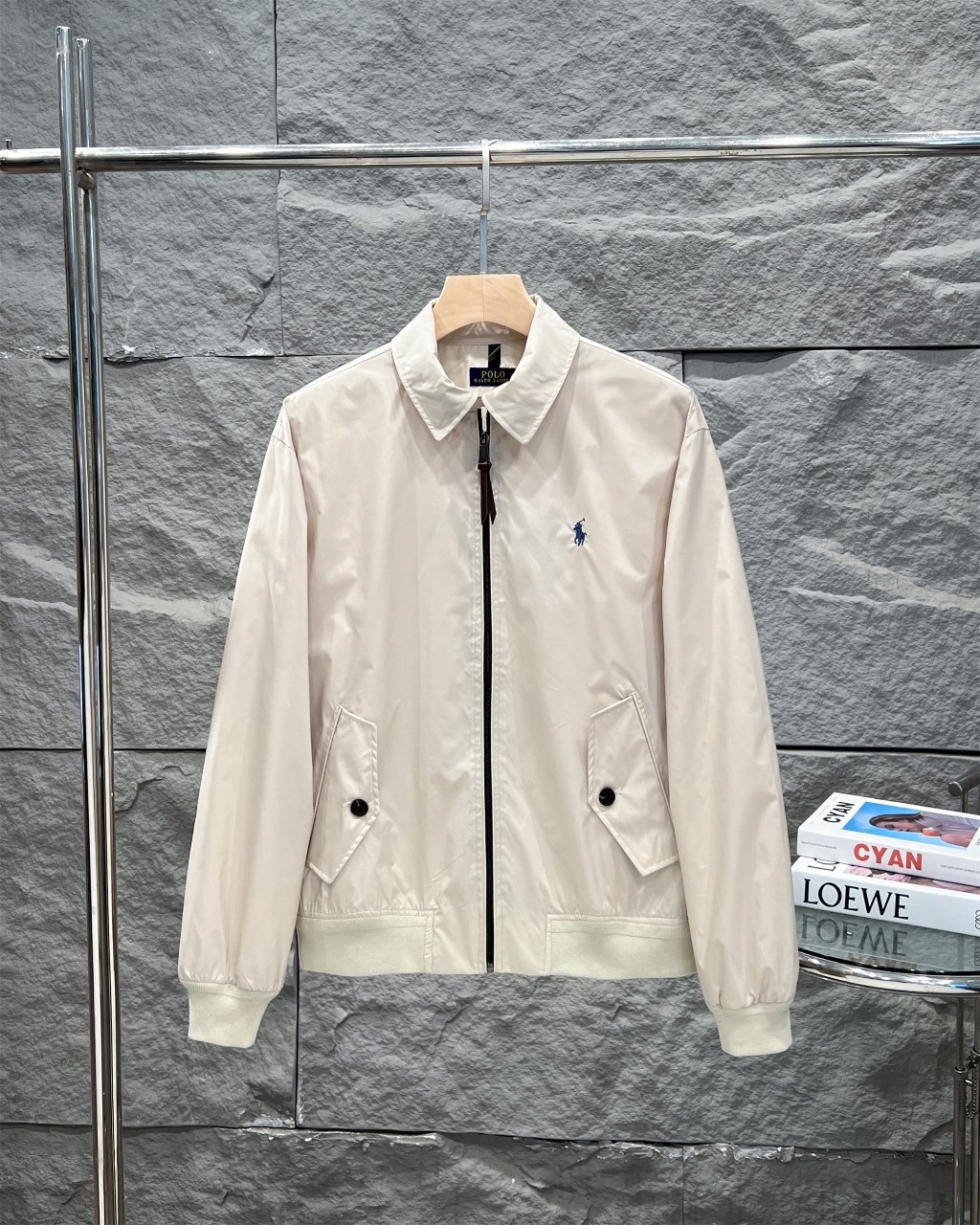 💰185 
官方一比一复刻，经典四色齐发
 Ralph Lauren拉夫劳伦夹克刺绣小马外套老钱风老干部风哈林顿外套
正确版本 顶级复刻
内里采用苏格兰式面料，加上他们家经典的卡其色-三大元素加持经典的老干部版型，今年妥妥大爆款。
这个硬度刚刚好不是那种硬邦邦的!!这就是今年的升级反而我觉得更加好穿了
胸前的刺绣采用日本田岛机器保证刺绣精致立体也就是我说的和市面上的不同
关于做工版型版型属于宽松版男生女生都可以!!外套可能穿的时间更久，春游秋季出行
复古永不过时

颜色：卡其色  藏青色 黑色  杏白色
尺码：S～XXL
       衣长   胸围   肩宽    袖长    袖口
S      64     114      50      63        17
M     66     118      51      64        18
L      68      122      52     65         19
XL    70      126      54     66         20
XXL  72      130      55     67         21